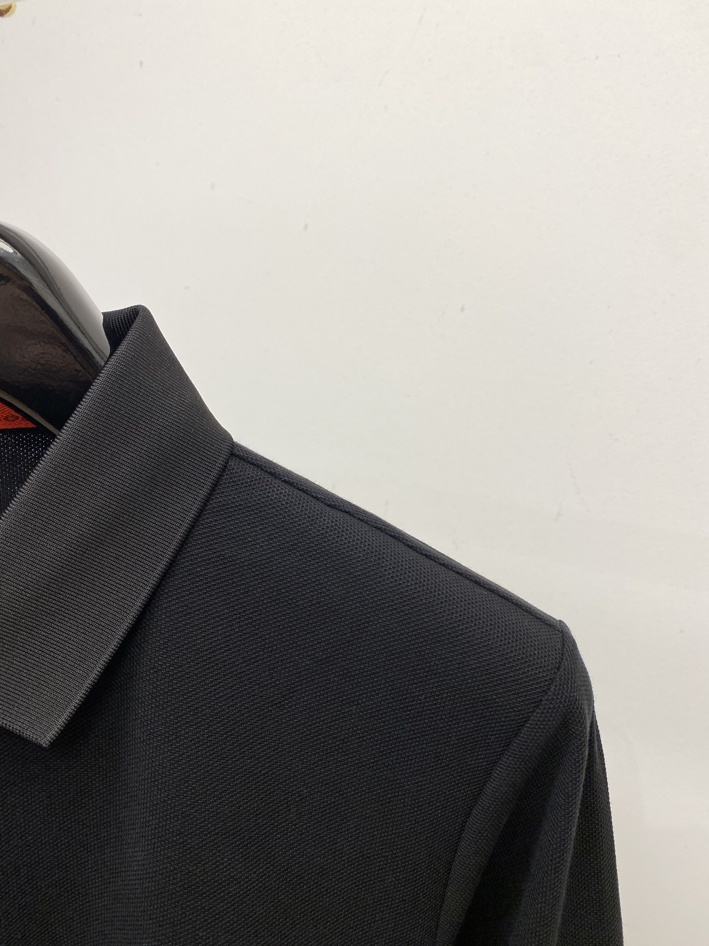 Kiton、2025新品长袖，帅气时尚，简约百搭款。胸前顶级印胶字母logo，面料棉 不仅挺括，保持潮流