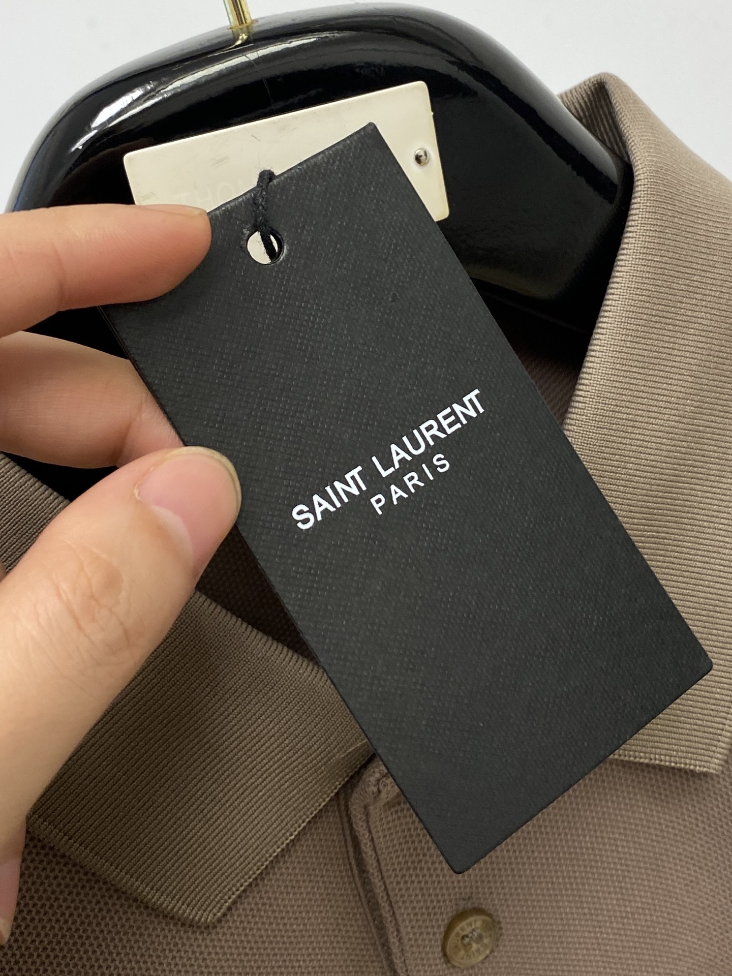 YSL 圣罗兰、2025新品长袖，帅气时尚，简约百搭款。胸前精致刺绣字母logo，面料棉 不仅挺括，保持