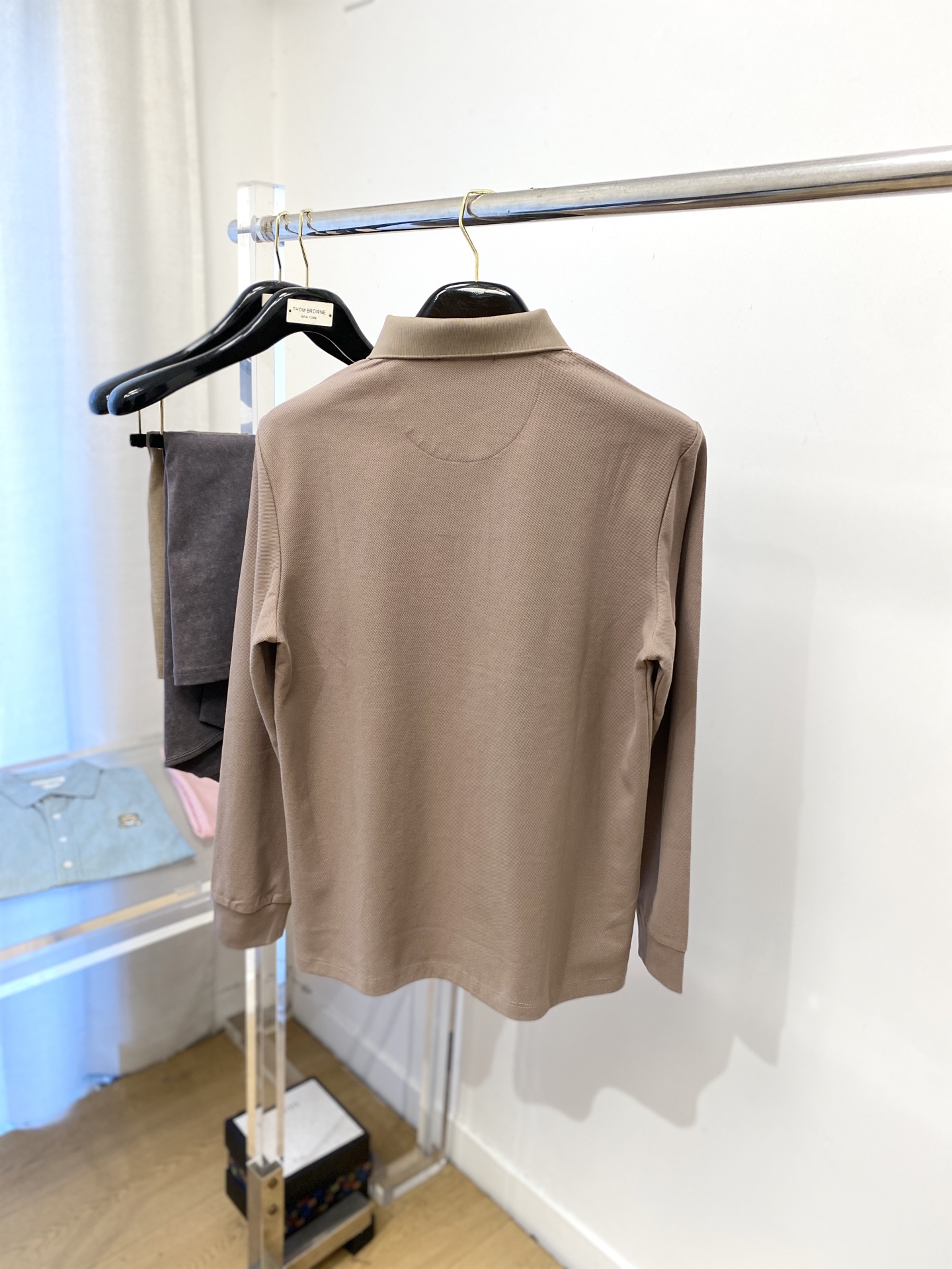 YSL 圣罗兰、2025新品长袖，帅气时尚，简约百搭款。胸前精致刺绣字母logo，面料棉 不仅挺括，保持