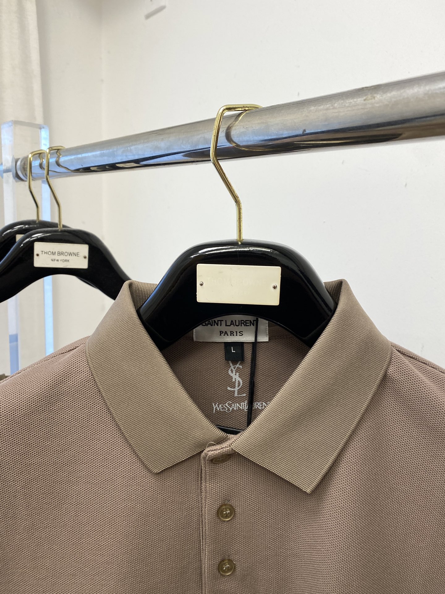 YSL 圣罗兰、2025新品长袖，帅气时尚，简约百搭款。胸前精致刺绣字母logo，面料棉 不仅挺括，保持