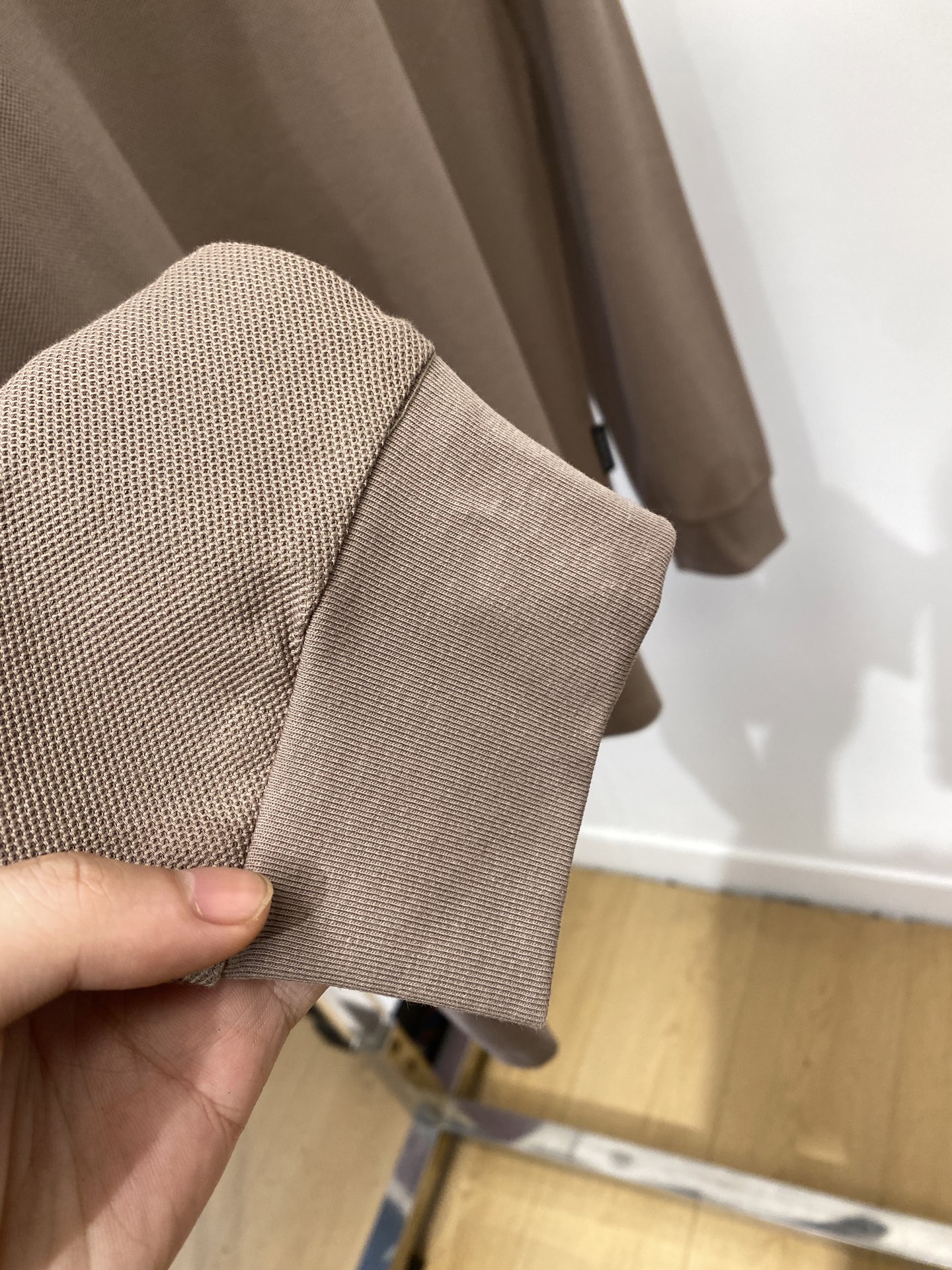 YSL 圣罗兰、2025新品长袖，帅气时尚，简约百搭款。胸前精致刺绣字母logo，面料棉 不仅挺括，保持