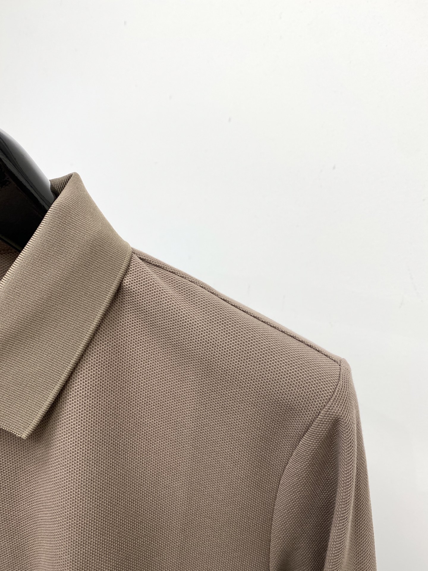 YSL 圣罗兰、2025新品长袖，帅气时尚，简约百搭款。胸前精致刺绣字母logo，面料棉 不仅挺括，保持