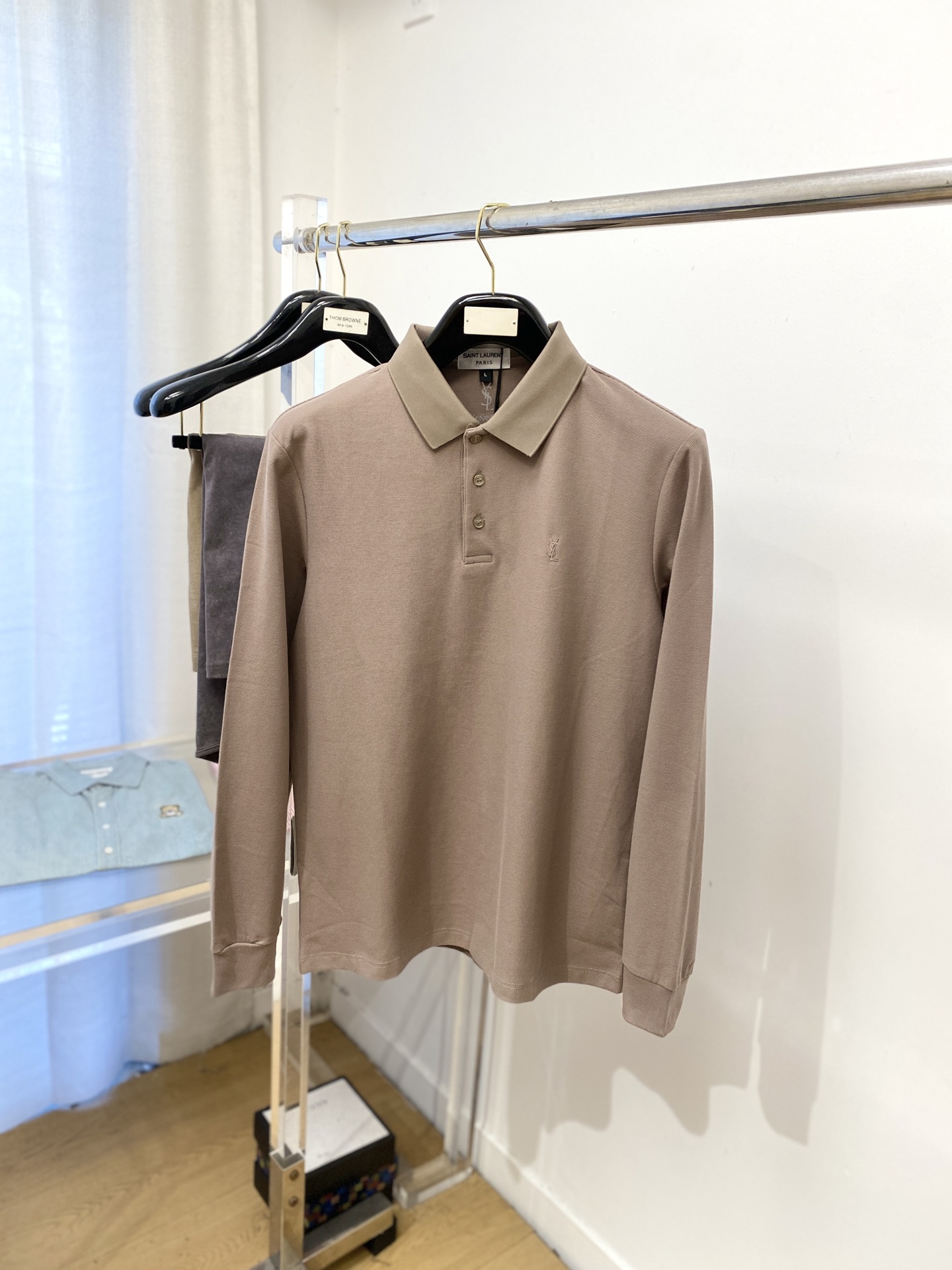 YSL 圣罗兰、2025新品长袖，帅气时尚，简约百搭款。胸前精致刺绣字母logo，面料棉 不仅挺括，保持