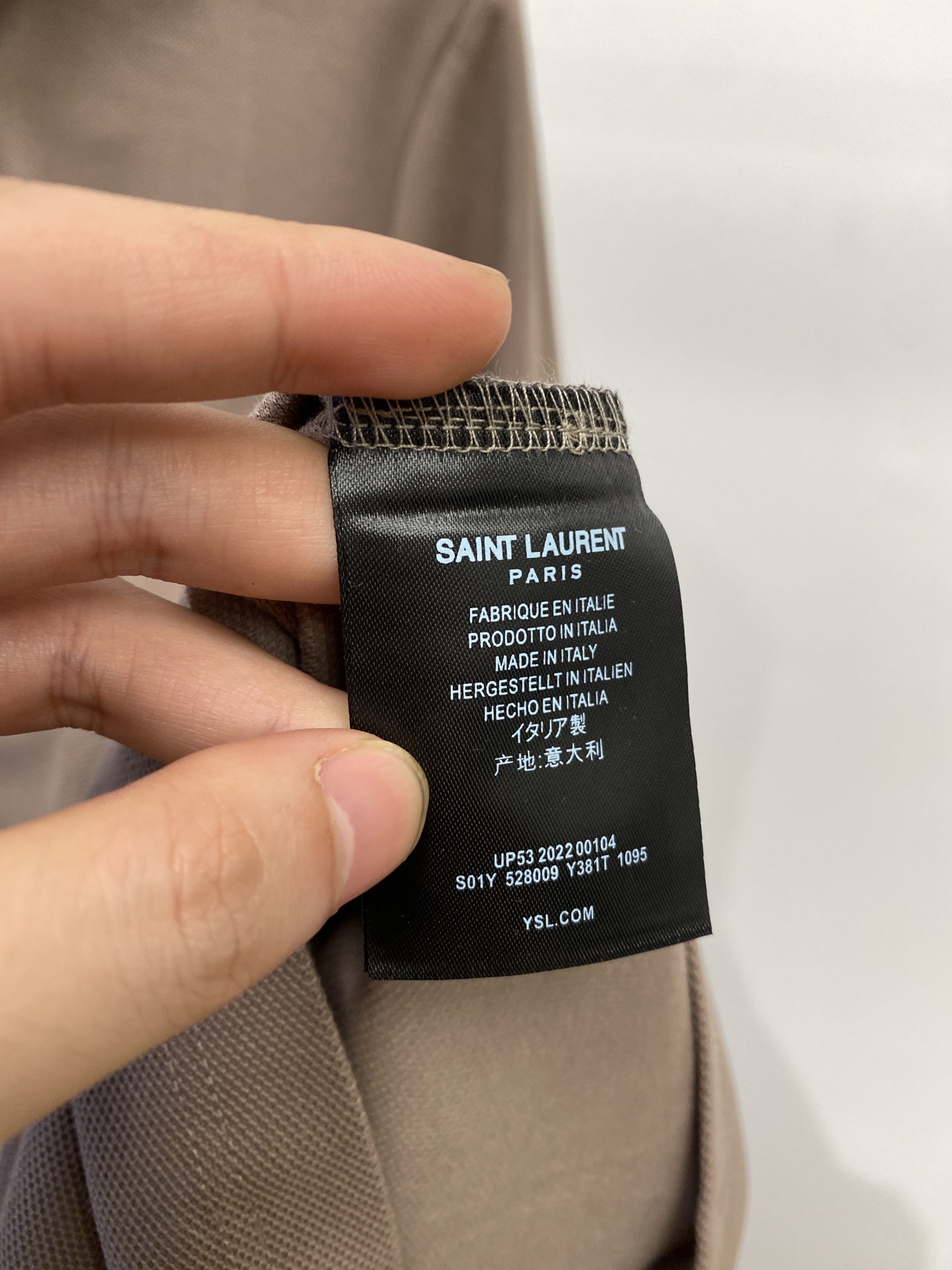 YSL 圣罗兰、2025新品长袖，帅气时尚，简约百搭款。胸前精致刺绣字母logo，面料棉 不仅挺括，保持