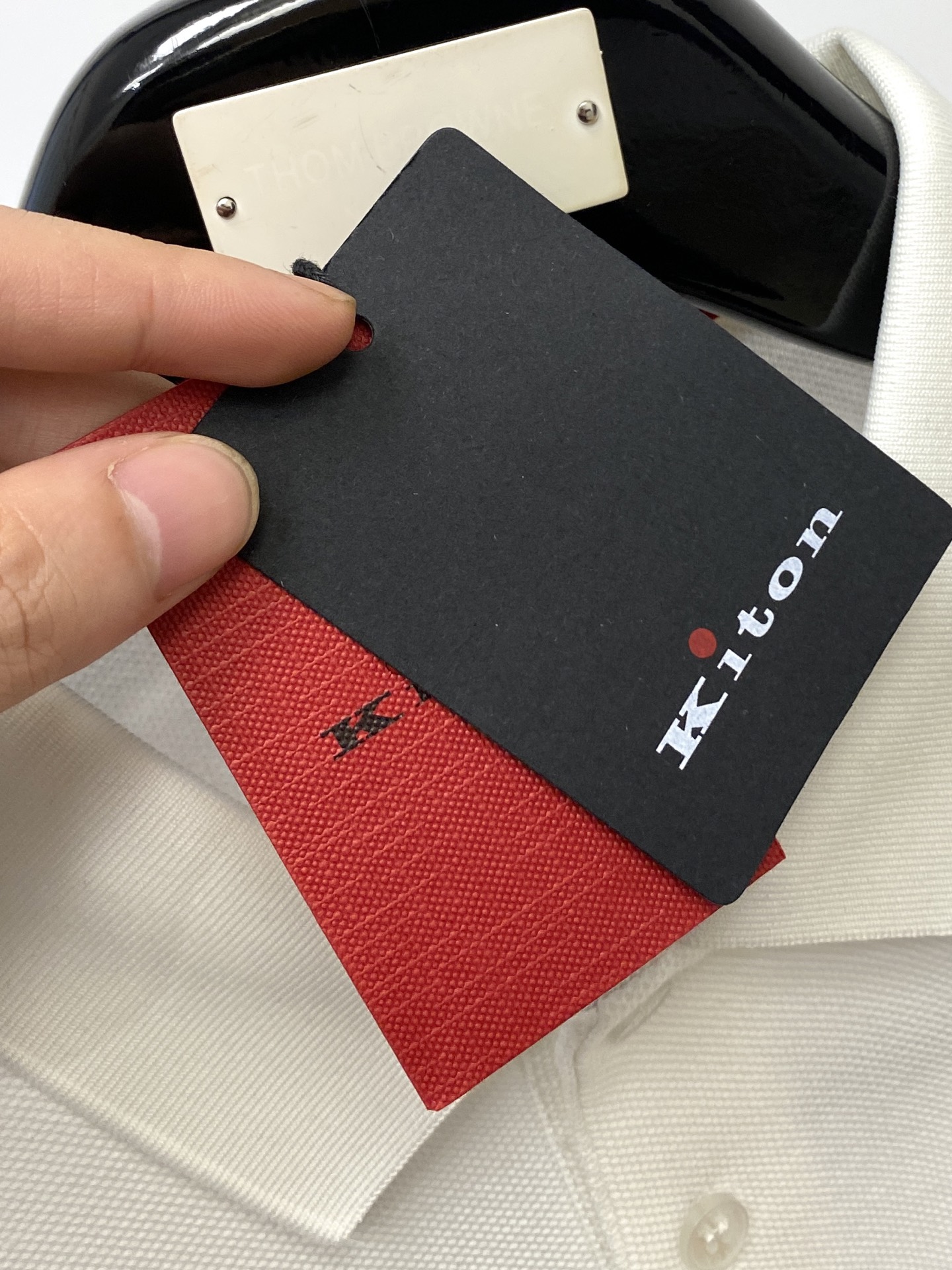 Kiton、2025新品长袖，帅气时尚，简约百搭款。胸前顶级印胶字母logo，面料棉 不仅挺括，保持潮流
