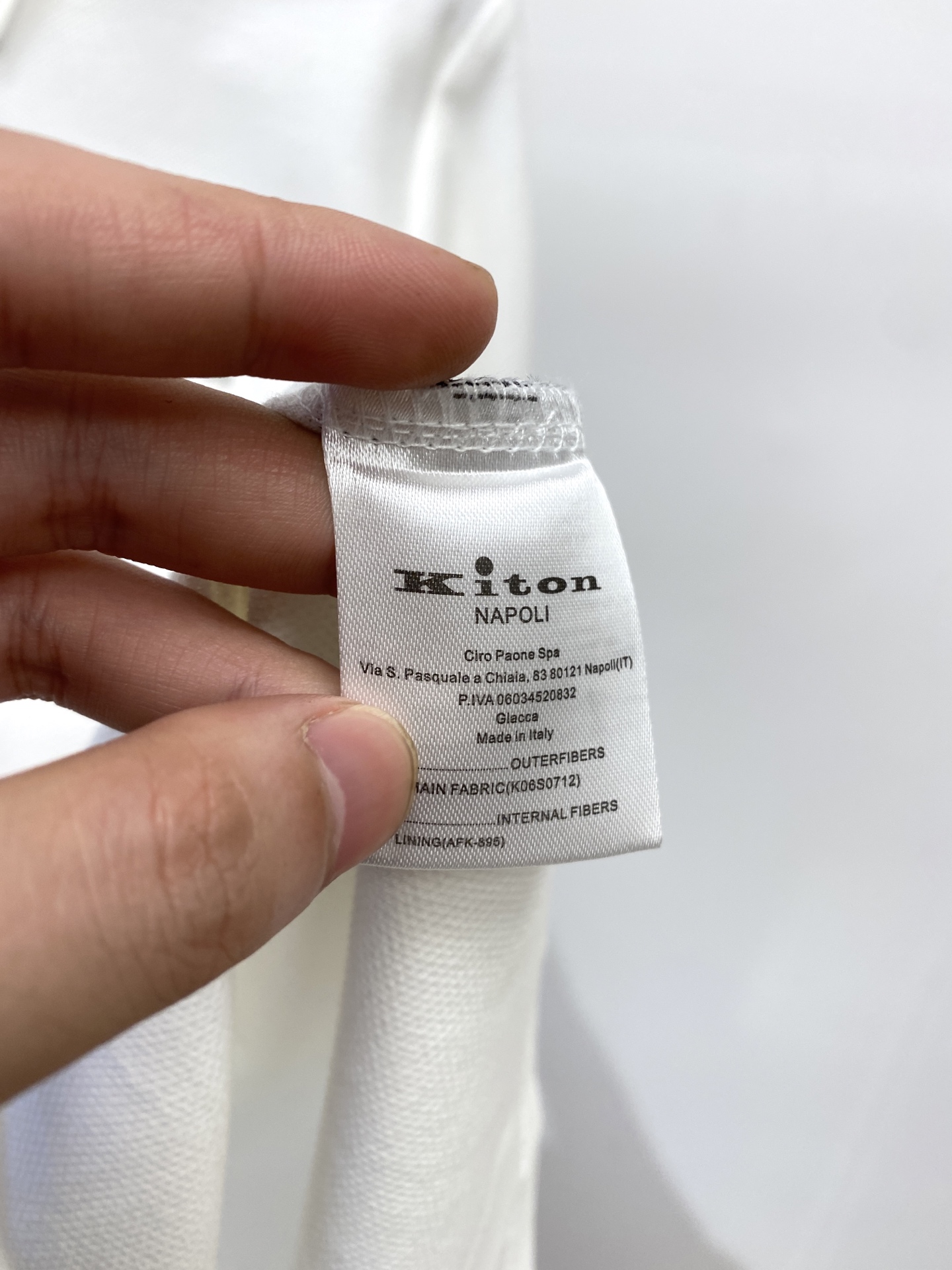 Kiton、2025新品长袖，帅气时尚，简约百搭款。胸前顶级印胶字母logo，面料棉 不仅挺括，保持潮流
