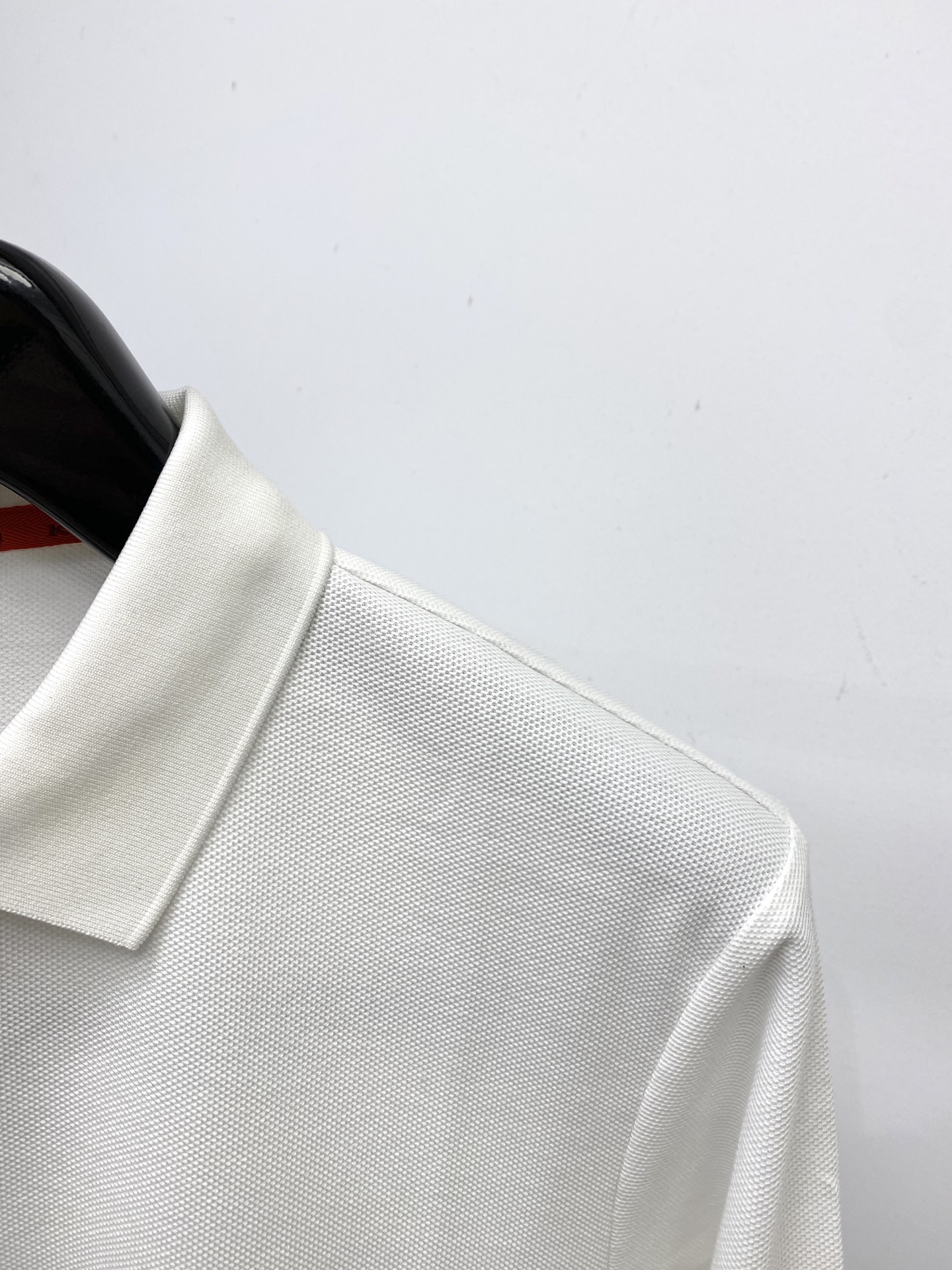 Kiton、2025新品长袖，帅气时尚，简约百搭款。胸前顶级印胶字母logo，面料棉 不仅挺括，保持潮流