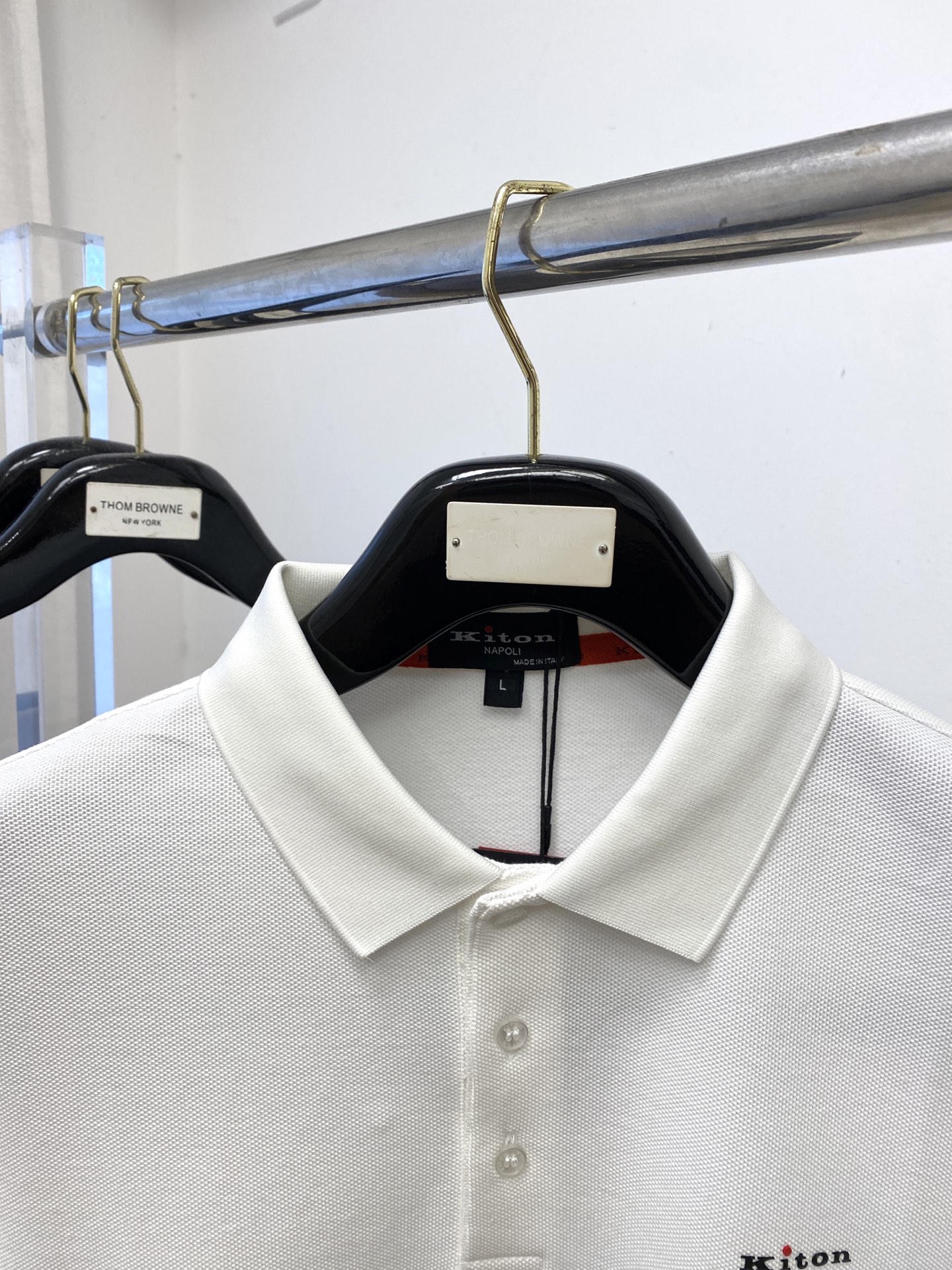 Kiton、2025新品长袖，帅气时尚，简约百搭款。胸前顶级印胶字母logo，面料棉 不仅挺括，保持潮流