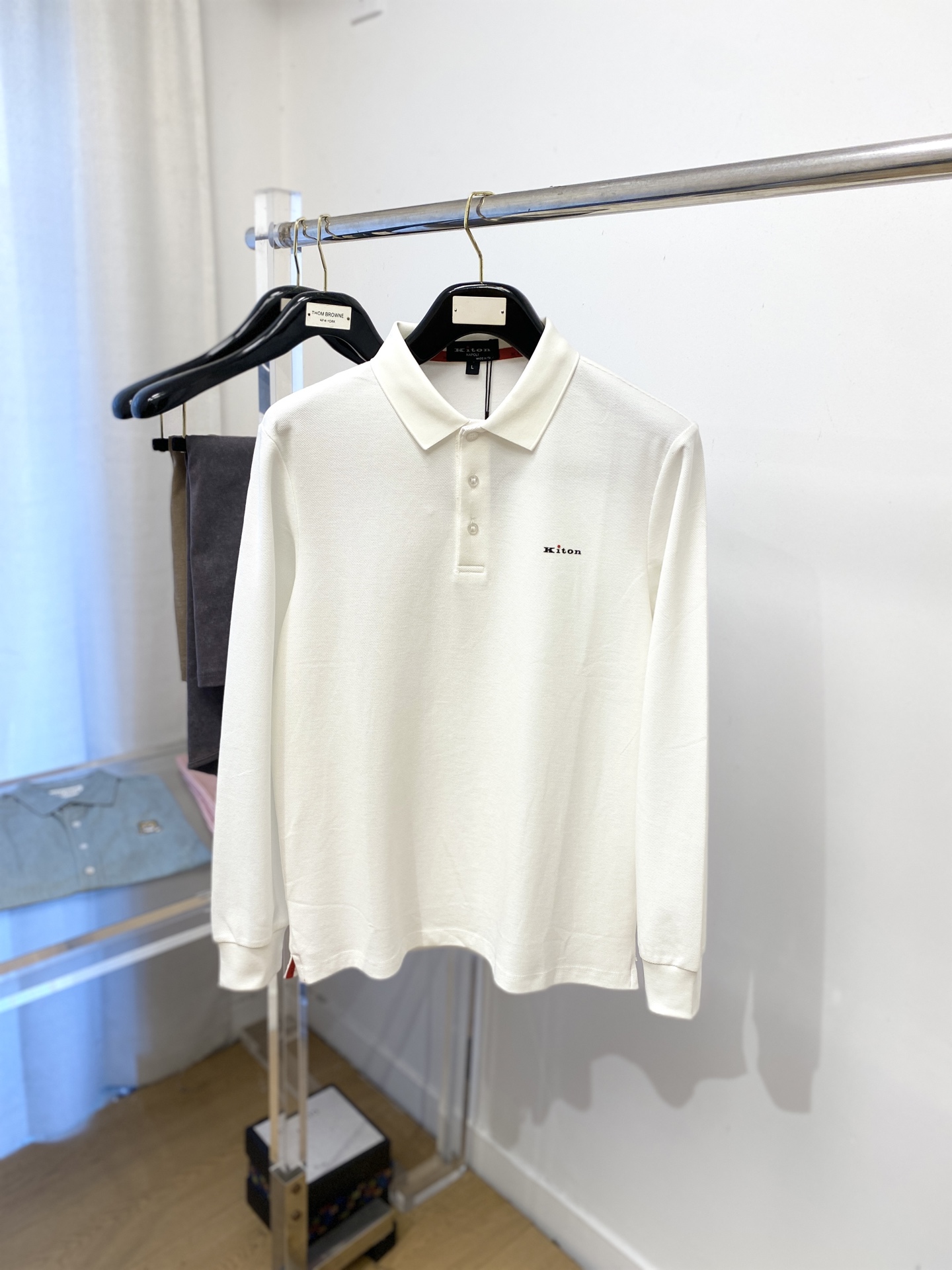 Kiton、2025新品长袖，帅气时尚，简约百搭款。胸前顶级印胶字母logo，面料棉 不仅挺括，保持潮流