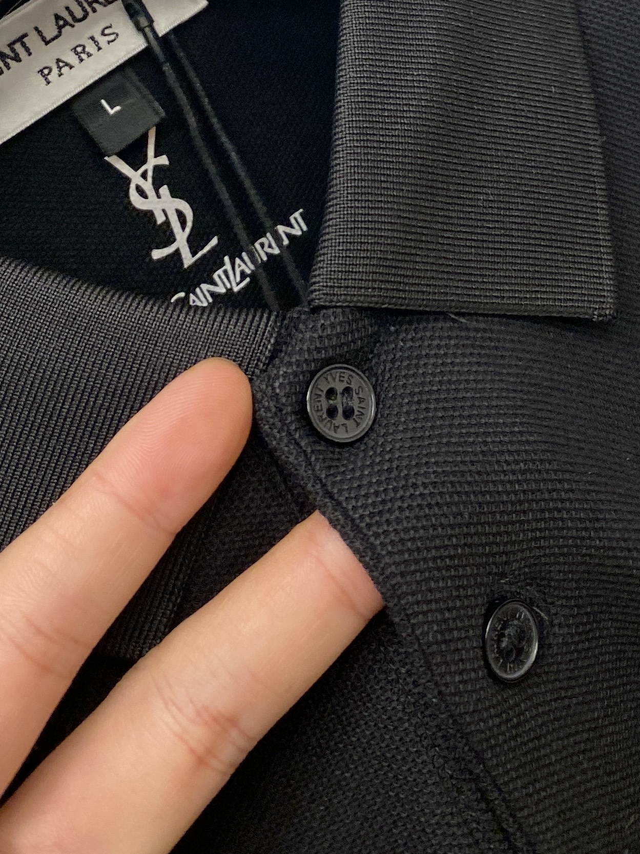 YSL 圣罗兰、2025新品长袖，帅气时尚，简约百搭款。胸前精致刺绣字母logo，面料棉 不仅挺括，保持