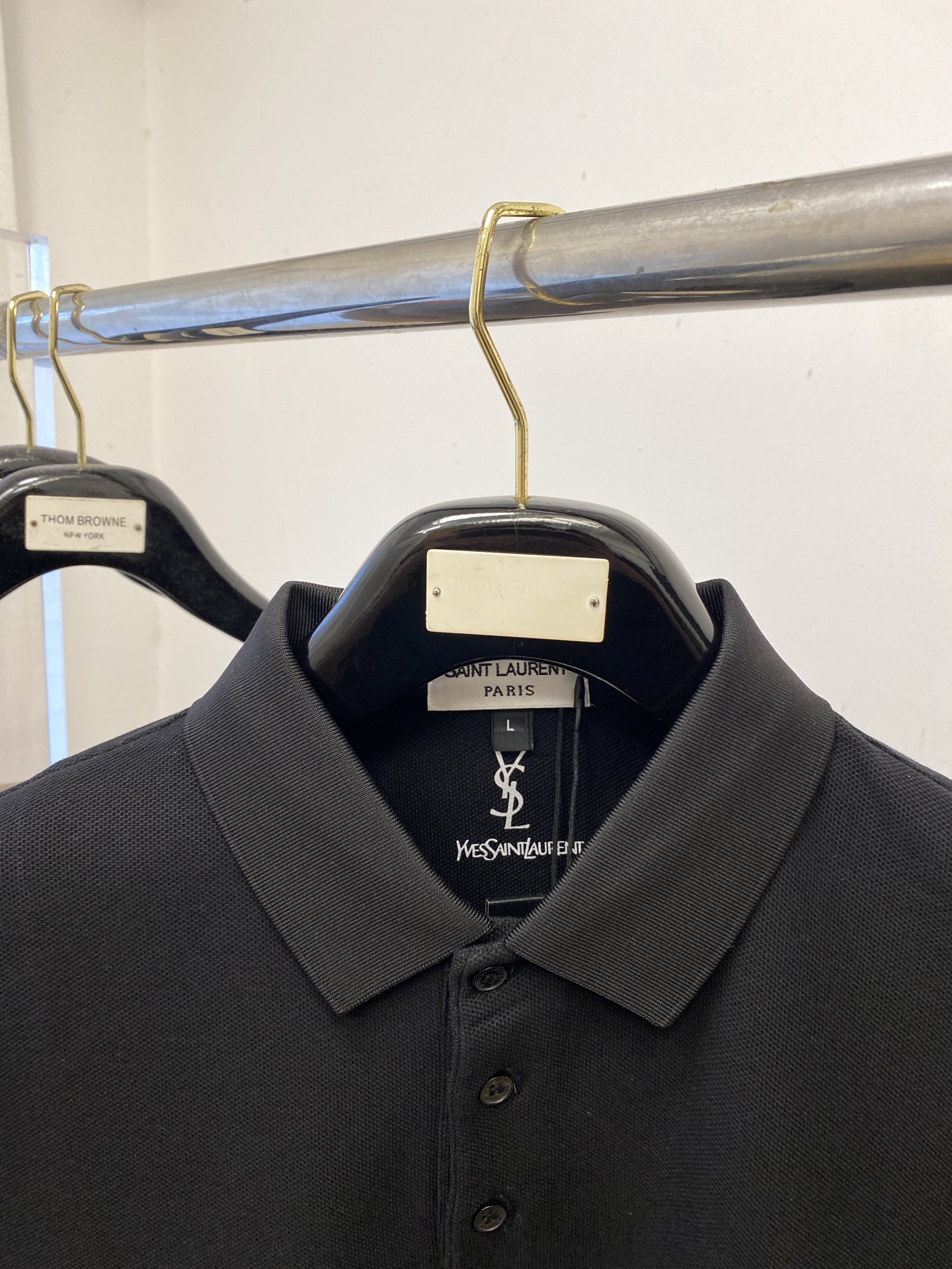 YSL 圣罗兰、2025新品长袖，帅气时尚，简约百搭款。胸前精致刺绣字母logo，面料棉 不仅挺括，保持