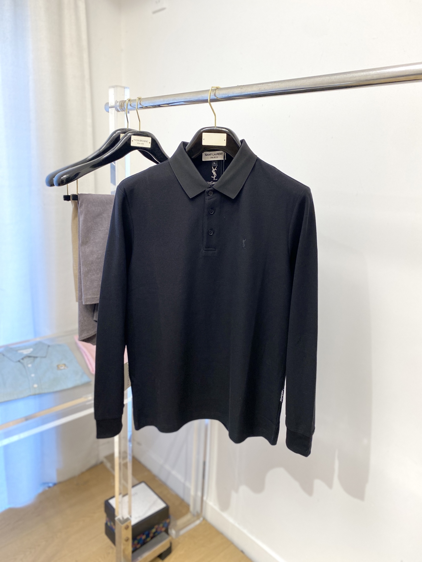 YSL 圣罗兰、2025新品长袖，帅气时尚，简约百搭款。胸前精致刺绣字母logo，面料棉 不仅挺括，保持