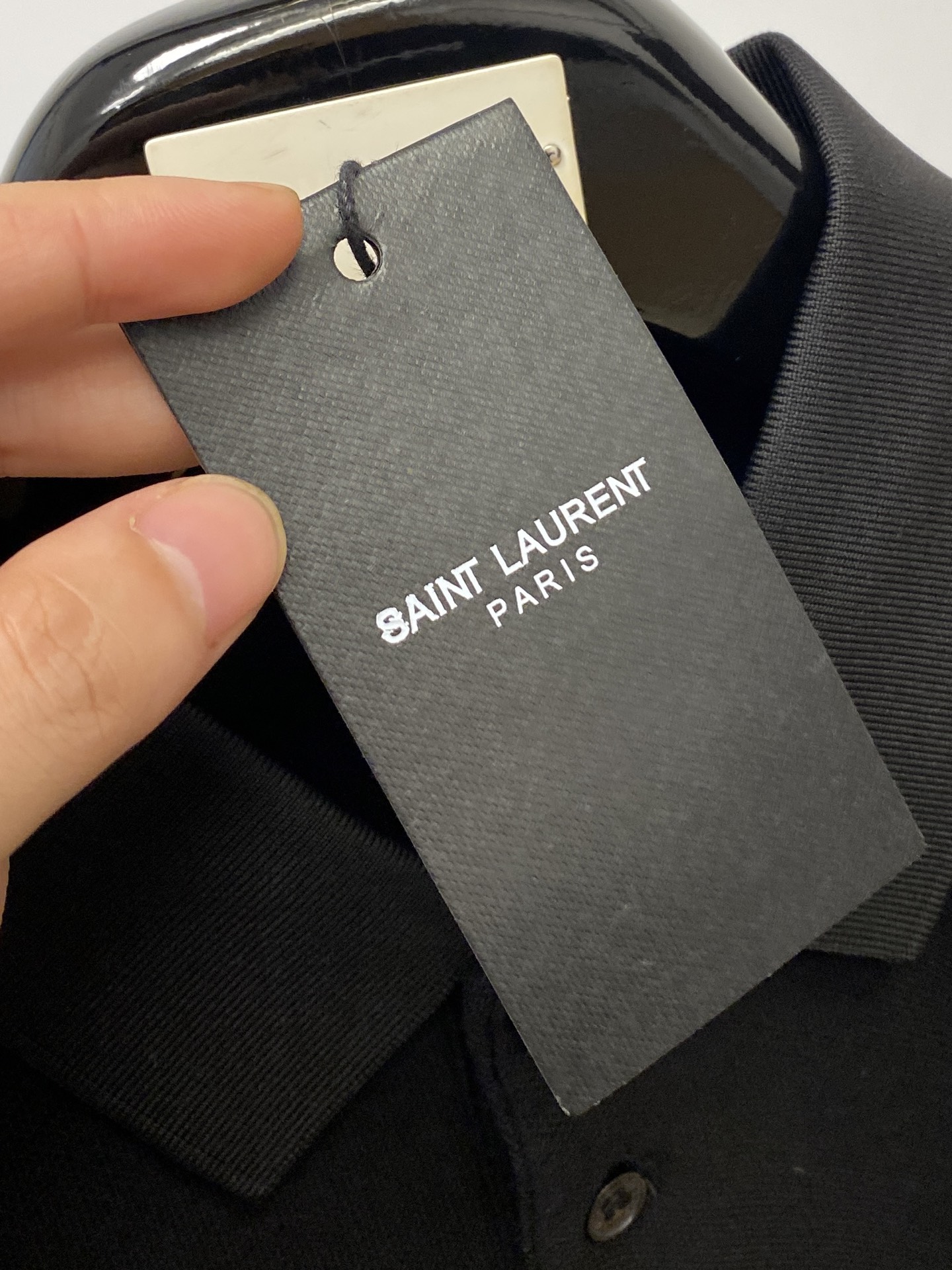 YSL 圣罗兰、2025新品长袖，帅气时尚，简约百搭款。胸前精致刺绣字母logo，面料棉 不仅挺括，保持