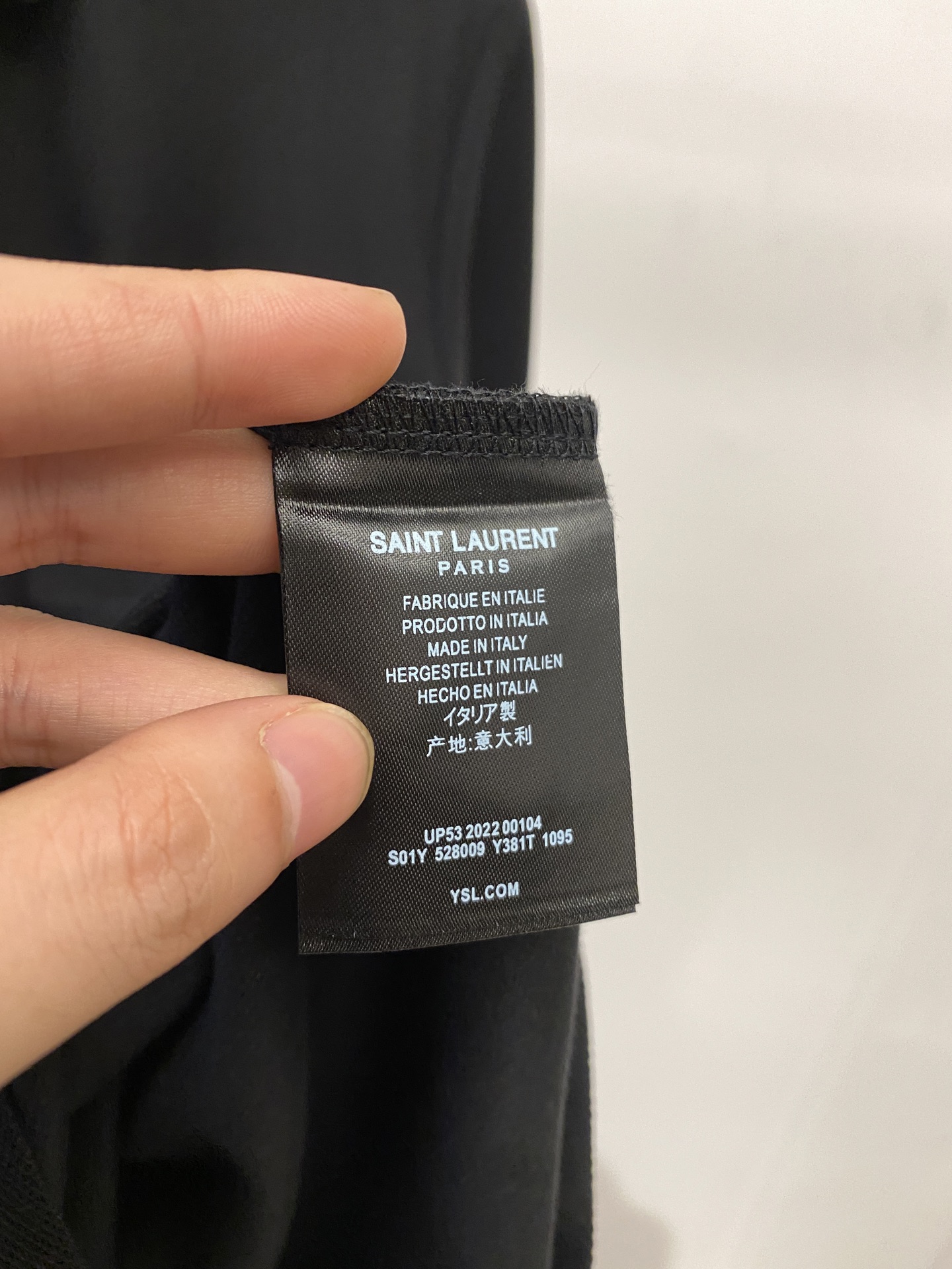 YSL 圣罗兰、2025新品长袖，帅气时尚，简约百搭款。胸前精致刺绣字母logo，面料棉 不仅挺括，保持