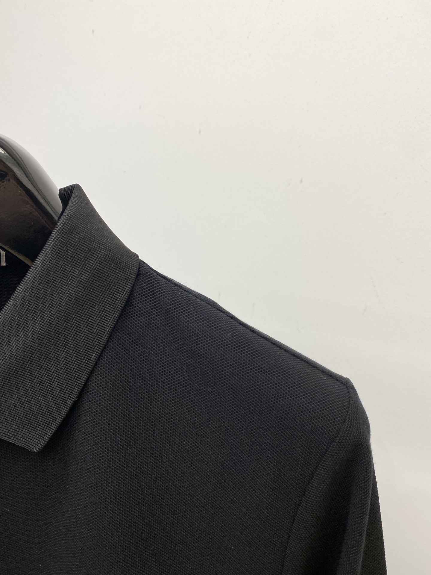 YSL 圣罗兰、2025新品长袖，帅气时尚，简约百搭款。胸前精致刺绣字母logo，面料棉 不仅挺括，保持