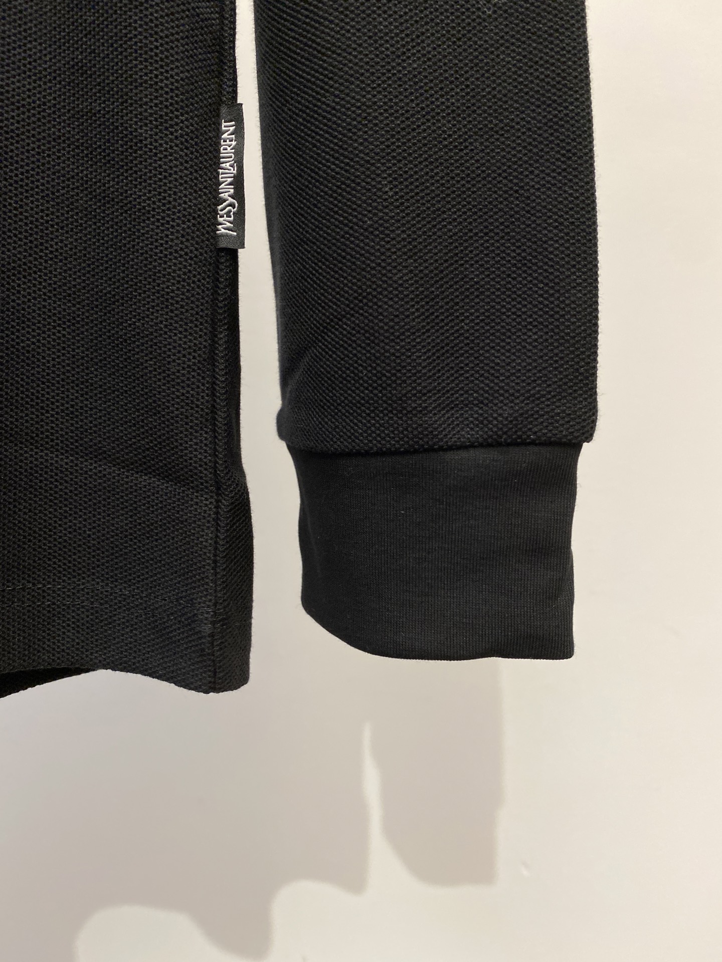 YSL 圣罗兰、2025新品长袖，帅气时尚，简约百搭款。胸前精致刺绣字母logo，面料棉 不仅挺括，保持