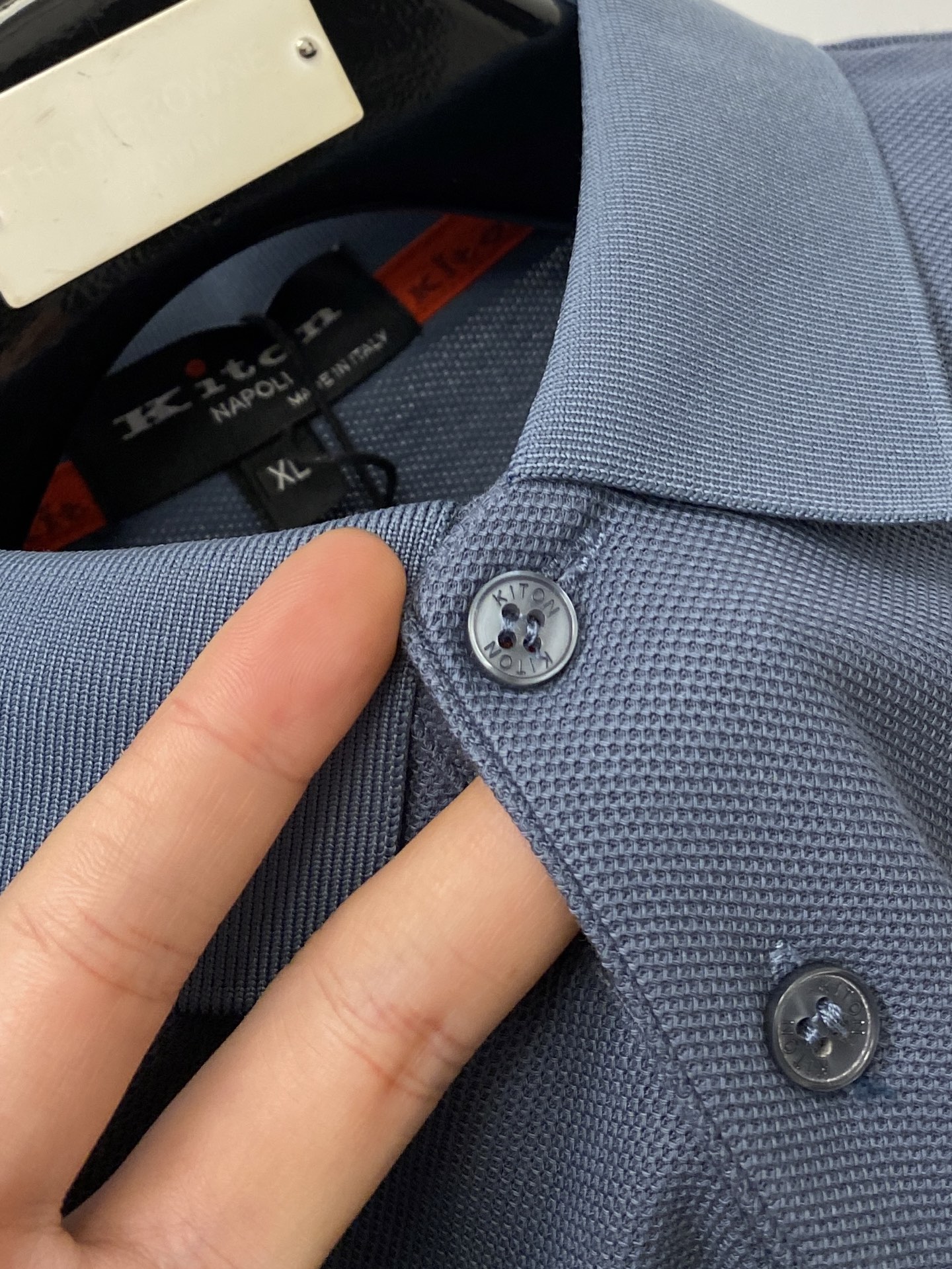 Kiton、2025新品长袖，帅气时尚，简约百搭款。胸前顶级印胶字母logo，面料棉 不仅挺括，保持潮流
