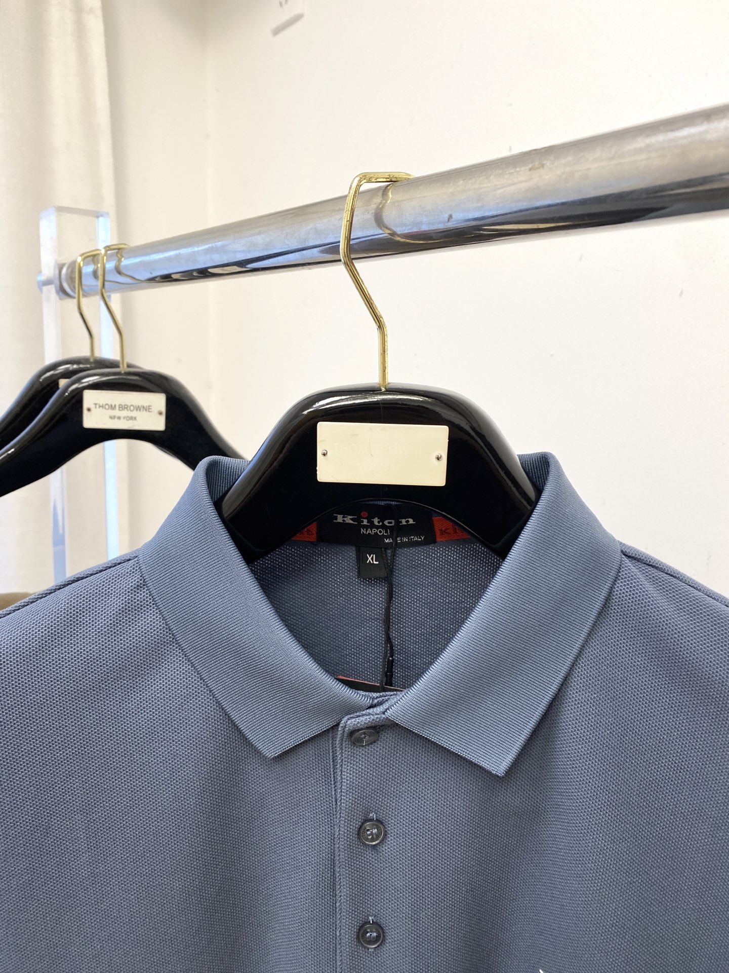 Kiton、2025新品长袖，帅气时尚，简约百搭款。胸前顶级印胶字母logo，面料棉 不仅挺括，保持潮流