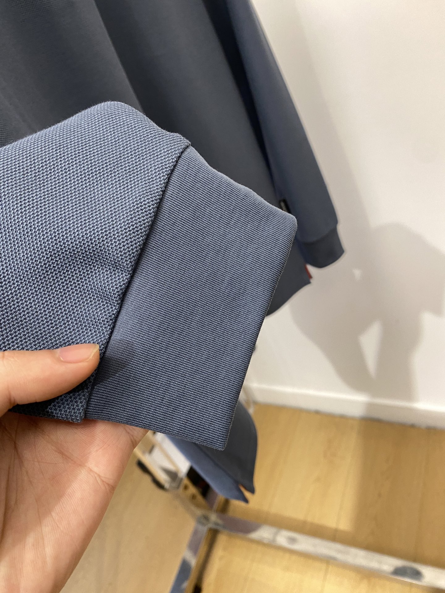 Kiton、2025新品长袖，帅气时尚，简约百搭款。胸前顶级印胶字母logo，面料棉 不仅挺括，保持潮流