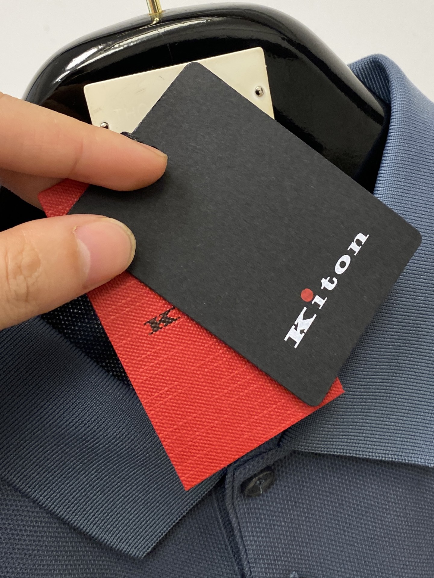 Kiton、2025新品长袖，帅气时尚，简约百搭款。胸前顶级印胶字母logo，面料棉 不仅挺括，保持潮流