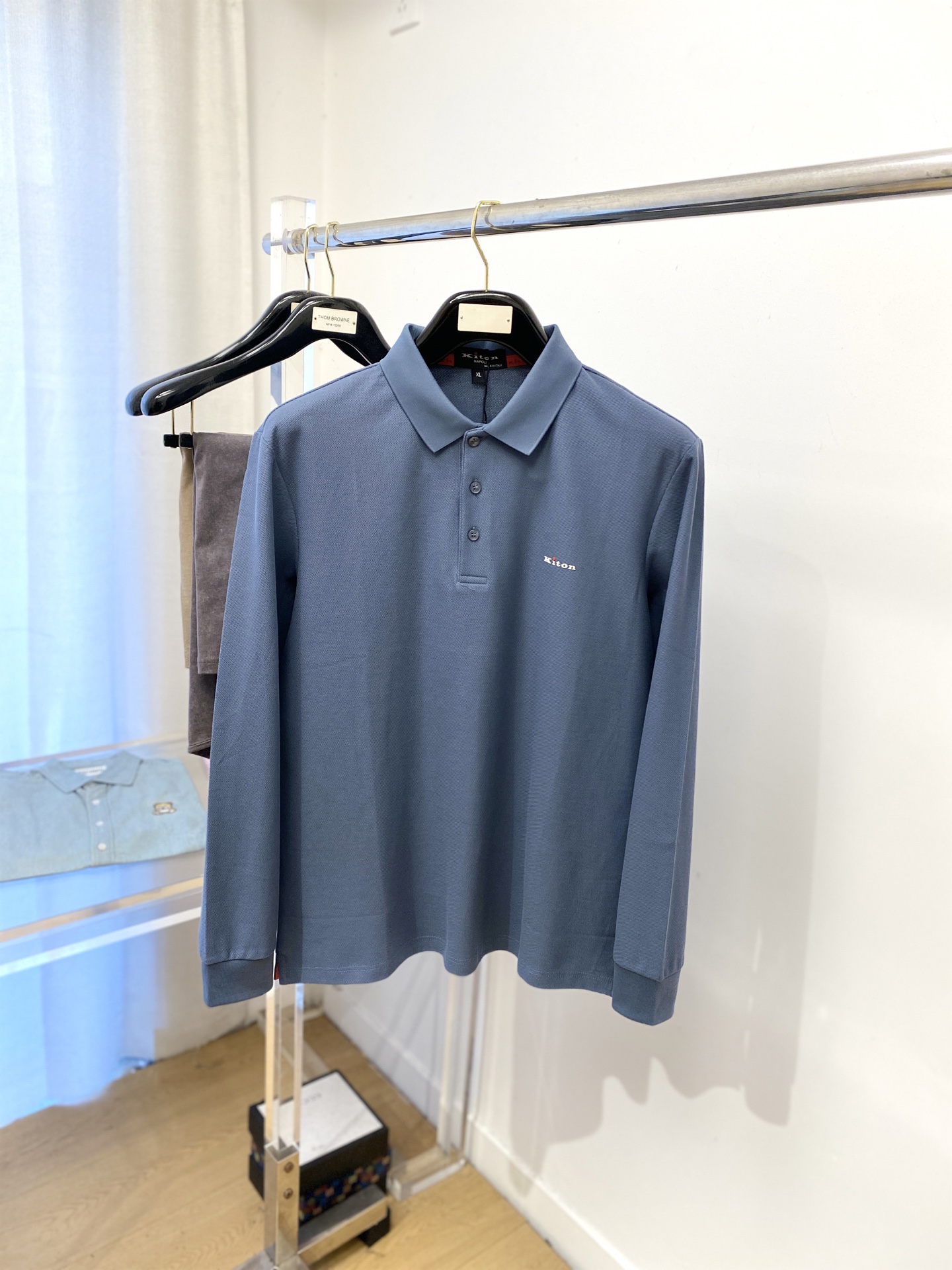 Kiton、2025新品长袖，帅气时尚，简约百搭款。胸前顶级印胶字母logo，面料棉 不仅挺括，保持潮流