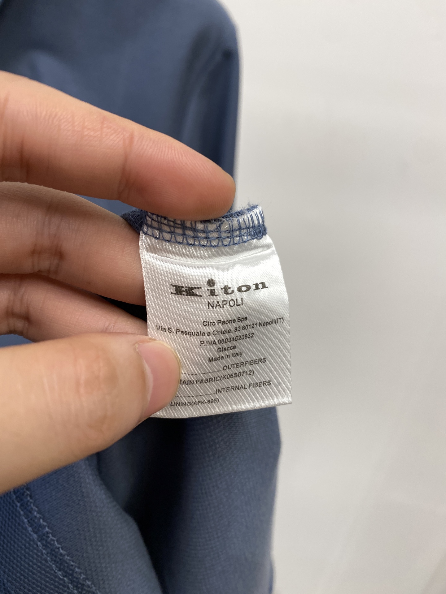 Kiton、2025新品长袖，帅气时尚，简约百搭款。胸前顶级印胶字母logo，面料棉 不仅挺括，保持潮流