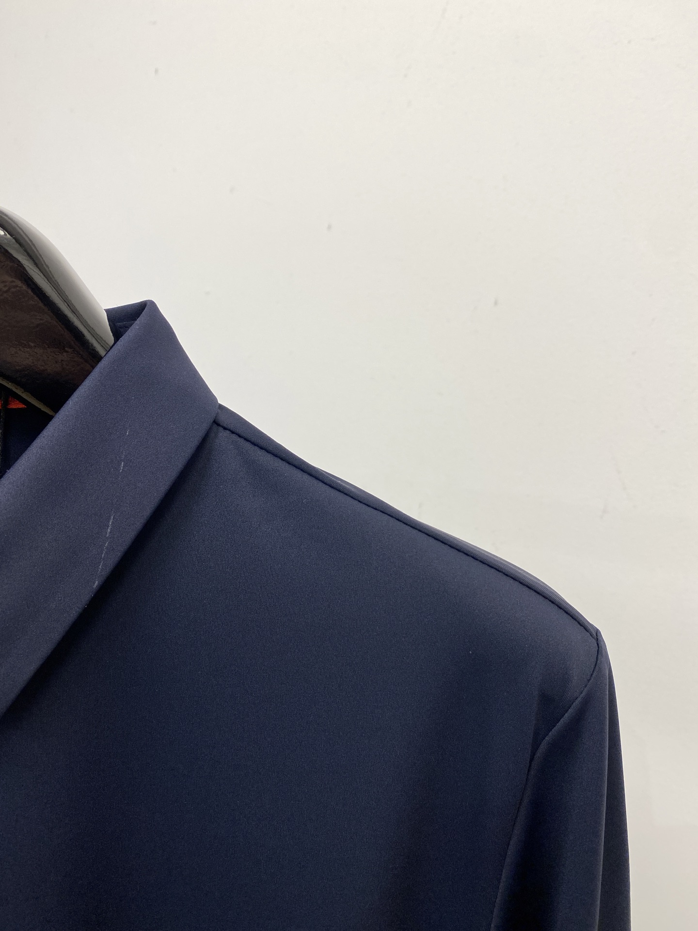 菲拉格慕、2025新品衬衫，时尚帅气，简约百搭款，定制原版面料，不仅挺括，保持潮流的廓形，又穿着舒适，纱