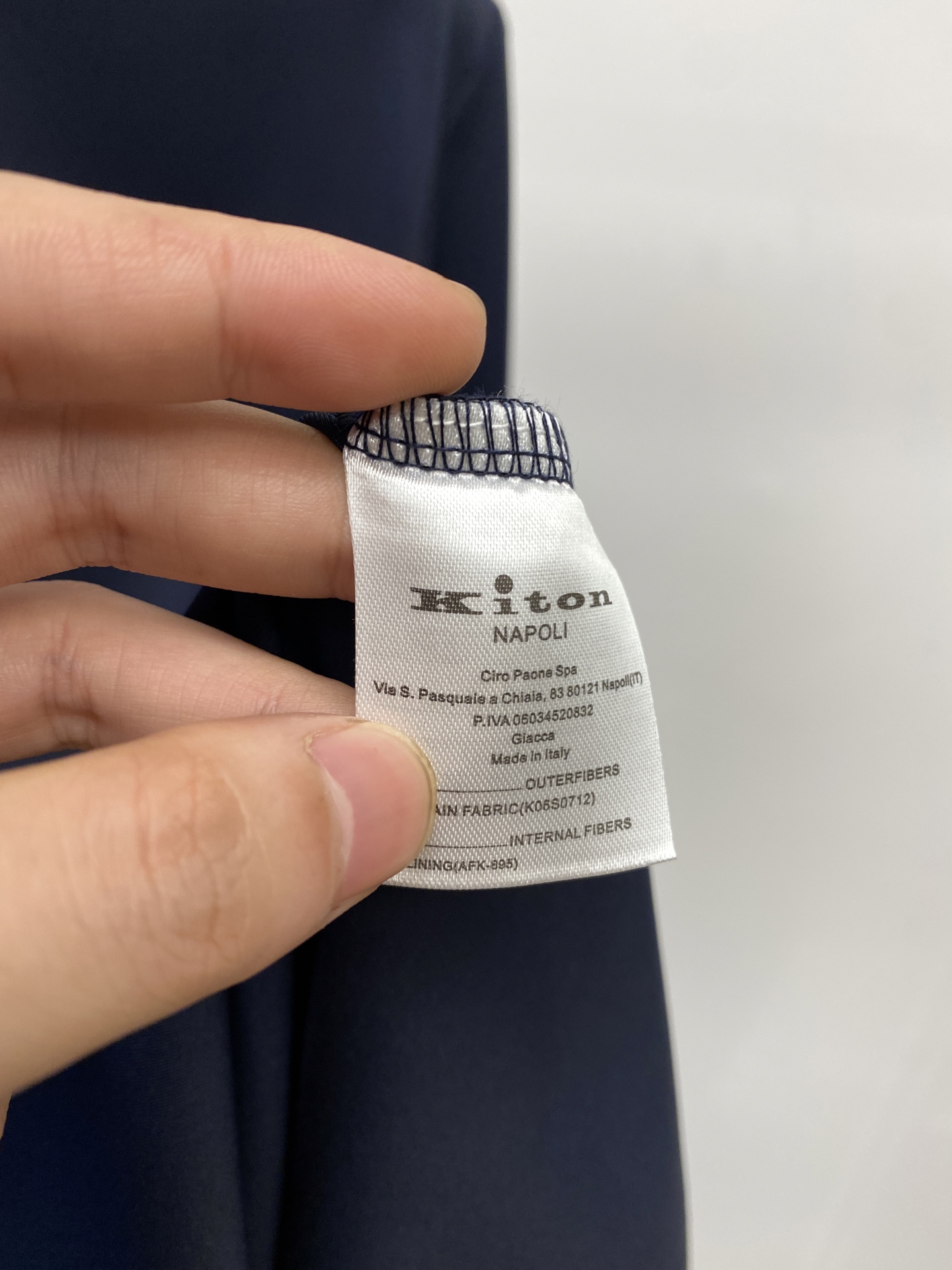 菲拉格慕、2025新品衬衫，时尚帅气，简约百搭款，定制原版面料，不仅挺括，保持潮流的廓形，又穿着舒适，纱