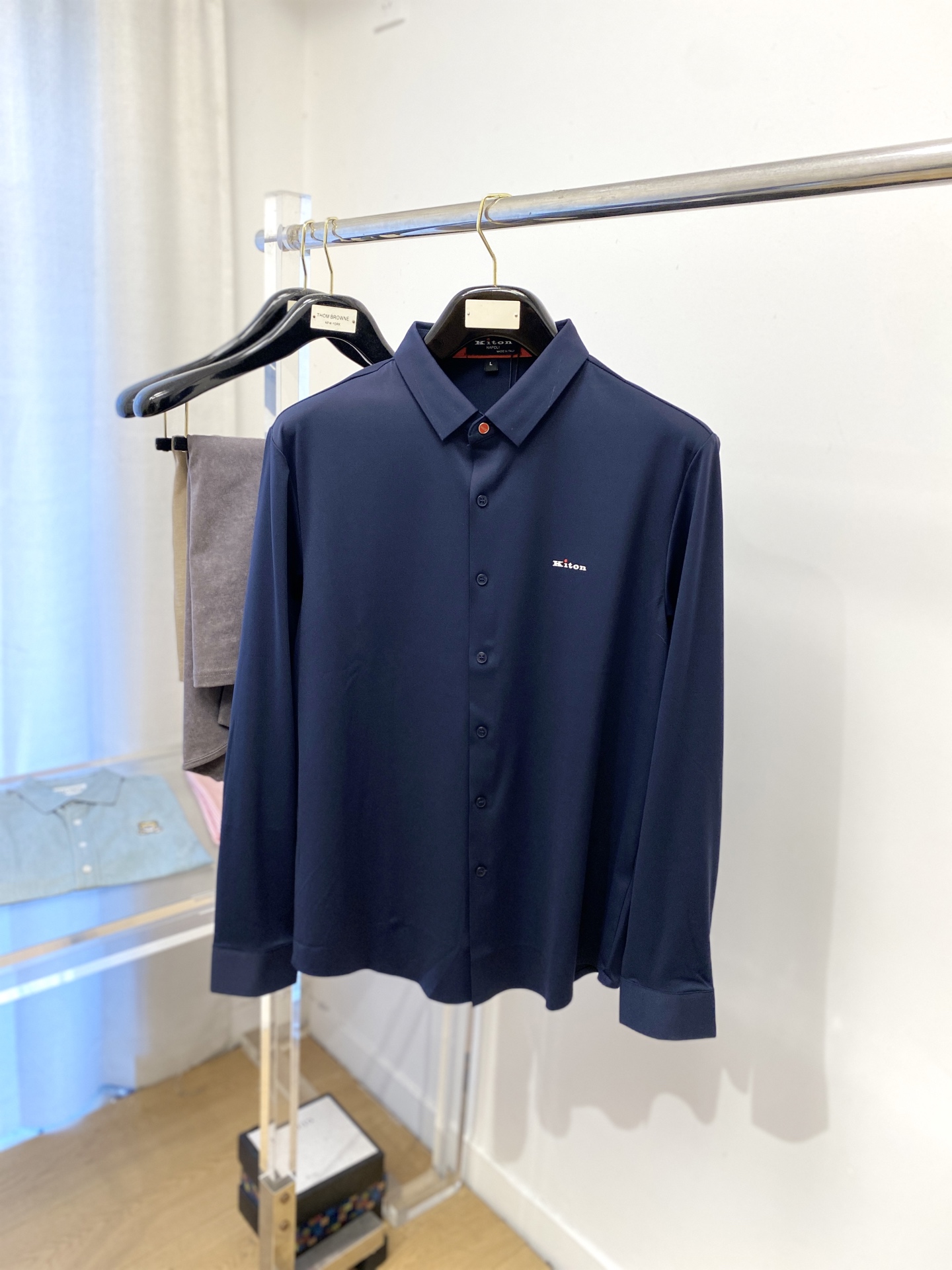 菲拉格慕、2025新品衬衫，时尚帅气，简约百搭款，定制原版面料，不仅挺括，保持潮流的廓形，又穿着舒适，纱