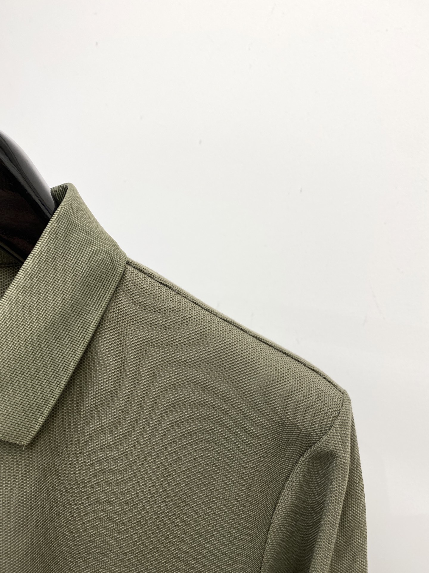 YSL 圣罗兰、2025新品长袖，帅气时尚，简约百搭款。胸前精致刺绣字母logo，面料棉 不仅挺括，保持