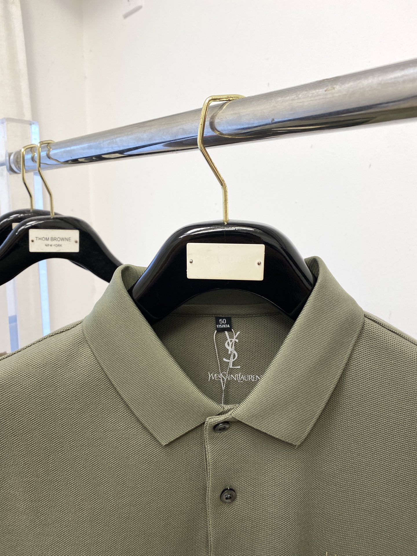 YSL 圣罗兰、2025新品长袖，帅气时尚，简约百搭款。胸前精致刺绣字母logo，面料棉 不仅挺括，保持