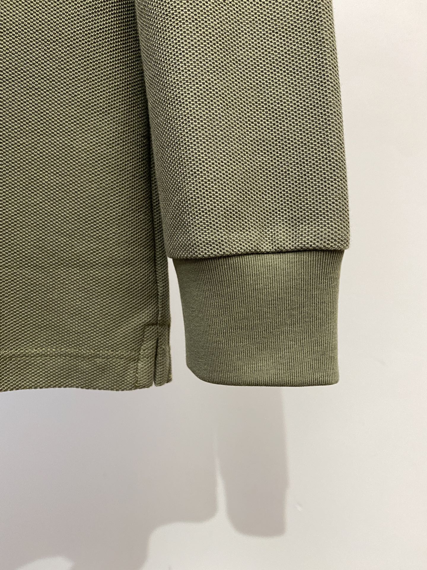 YSL 圣罗兰、2025新品长袖，帅气时尚，简约百搭款。胸前精致刺绣字母logo，面料棉 不仅挺括，保持