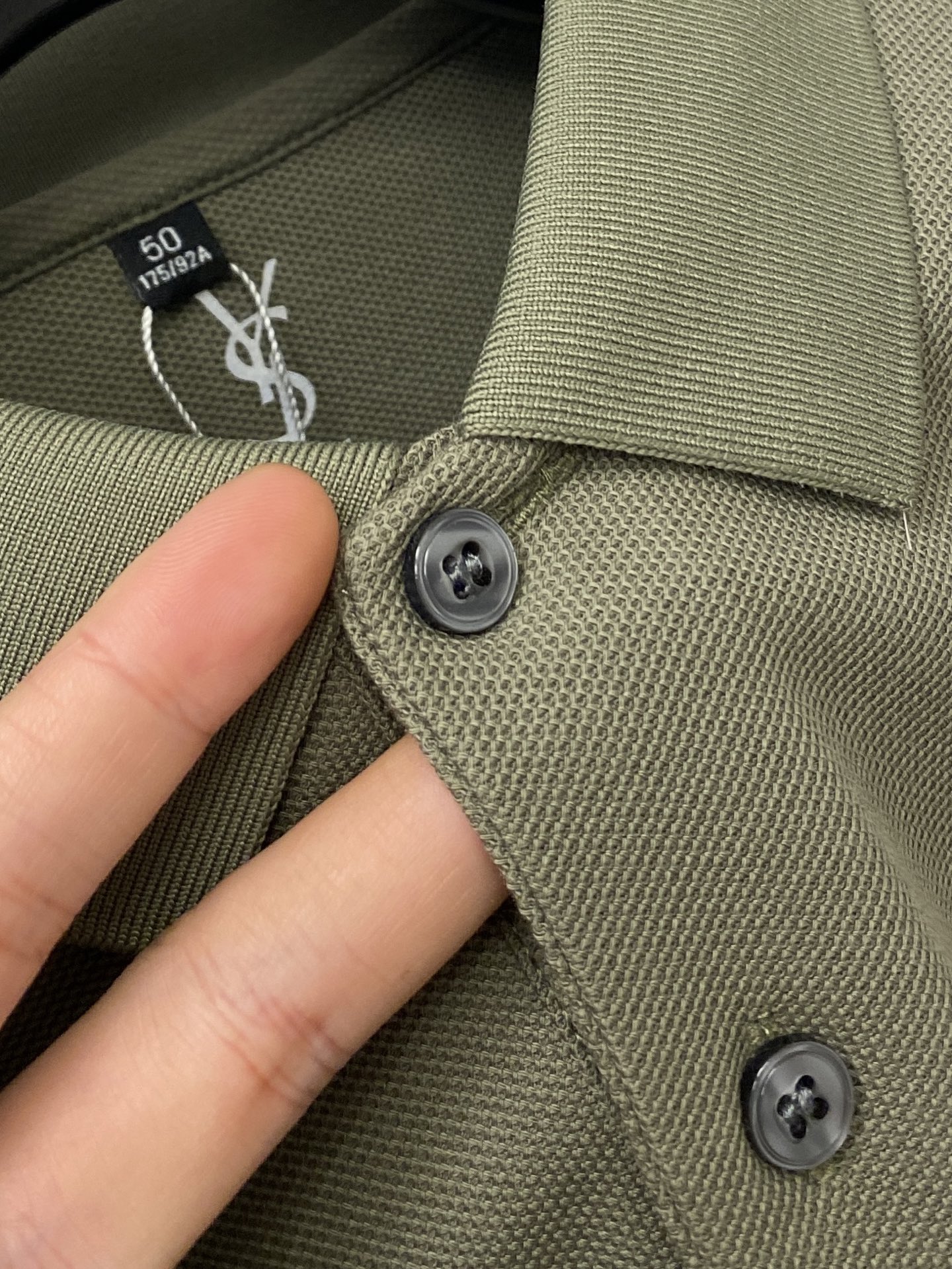 YSL 圣罗兰、2025新品长袖，帅气时尚，简约百搭款。胸前精致刺绣字母logo，面料棉 不仅挺括，保持