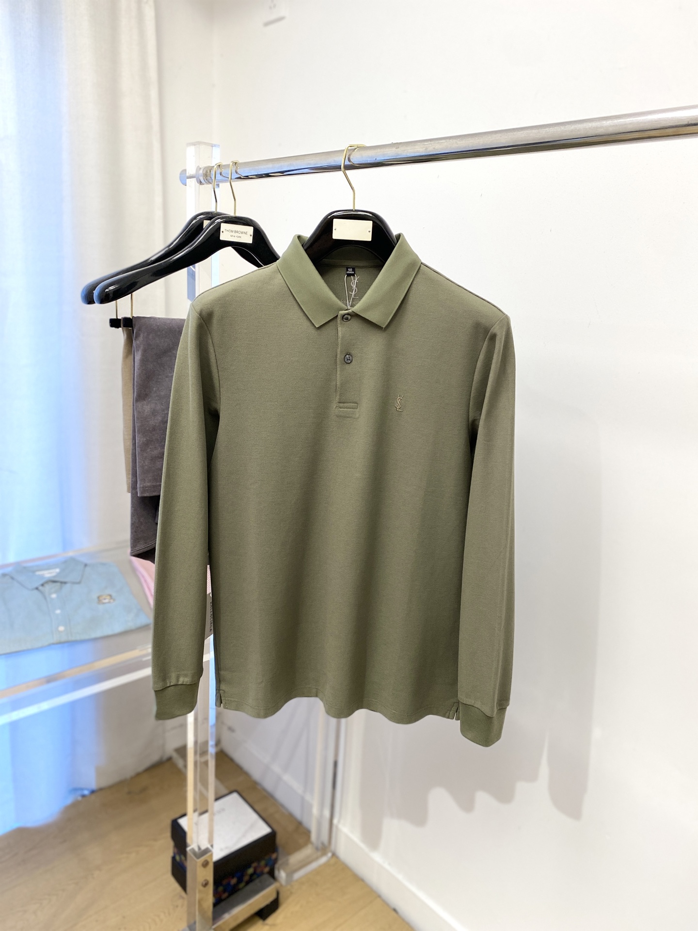 YSL 圣罗兰、2025新品长袖，帅气时尚，简约百搭款。胸前精致刺绣字母logo，面料棉 不仅挺括，保持