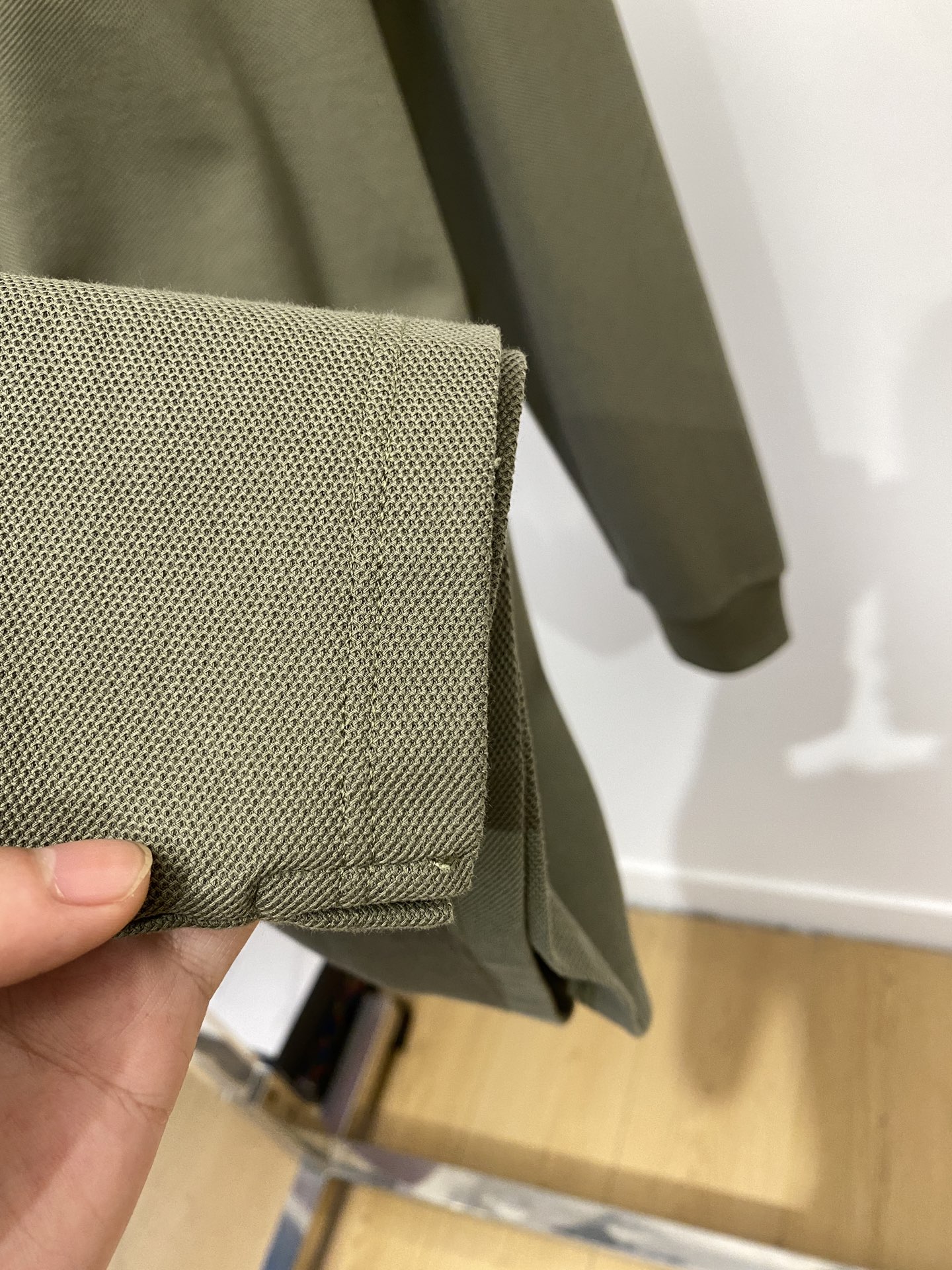 YSL 圣罗兰、2025新品长袖，帅气时尚，简约百搭款。胸前精致刺绣字母logo，面料棉 不仅挺括，保持