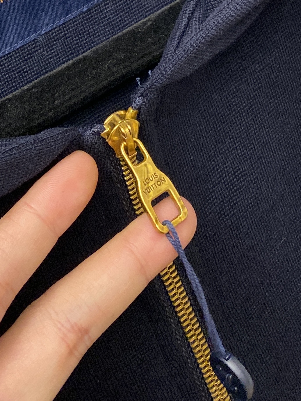 ￼ ￼ 路易威登、2025新品卫衣外套，时尚帅气，胸前精致刺绣字母logo，简约百搭款，定制原版面料，不