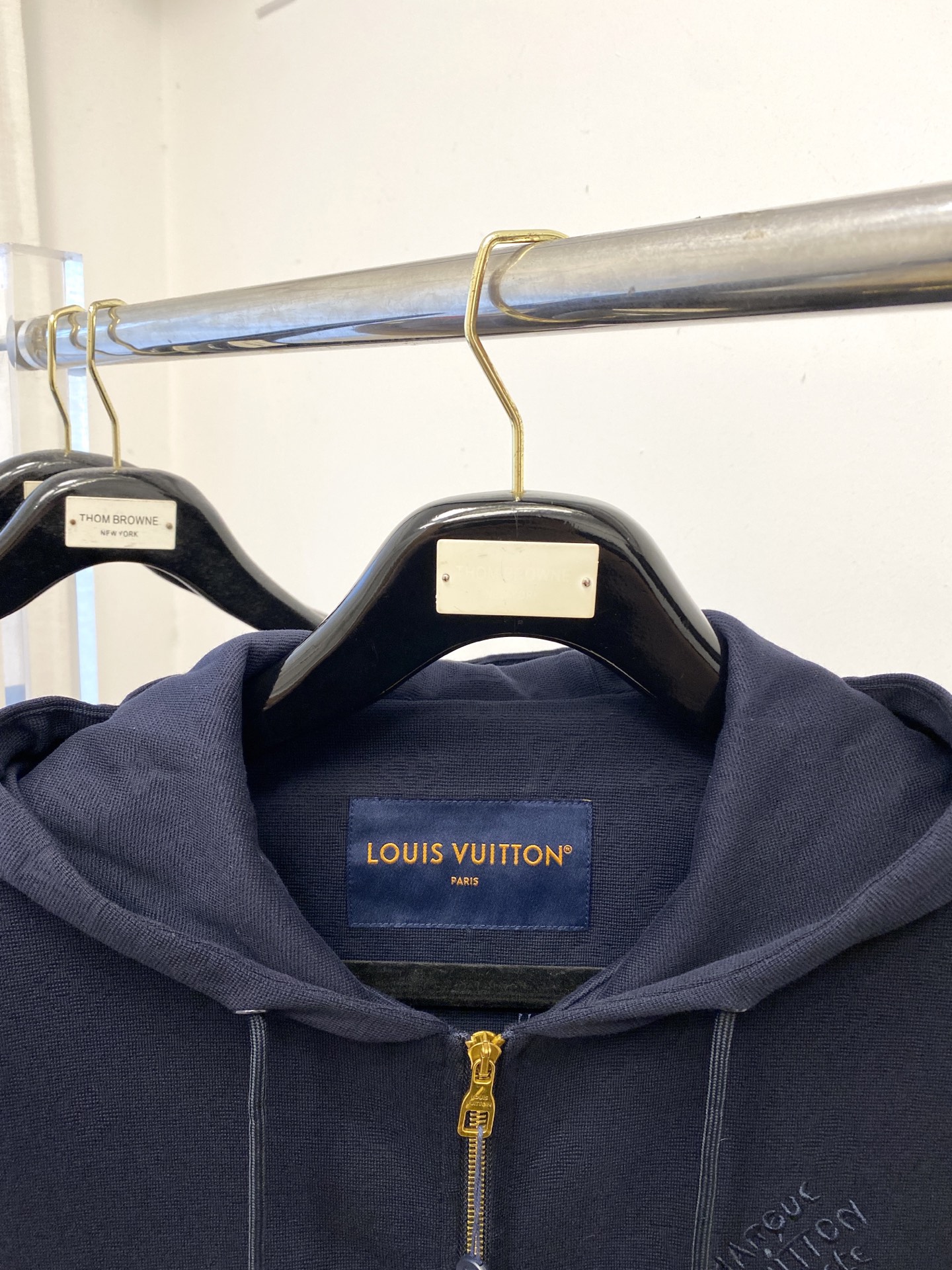 ￼ ￼ 路易威登、2025新品卫衣外套，时尚帅气，胸前精致刺绣字母logo，简约百搭款，定制原版面料，不