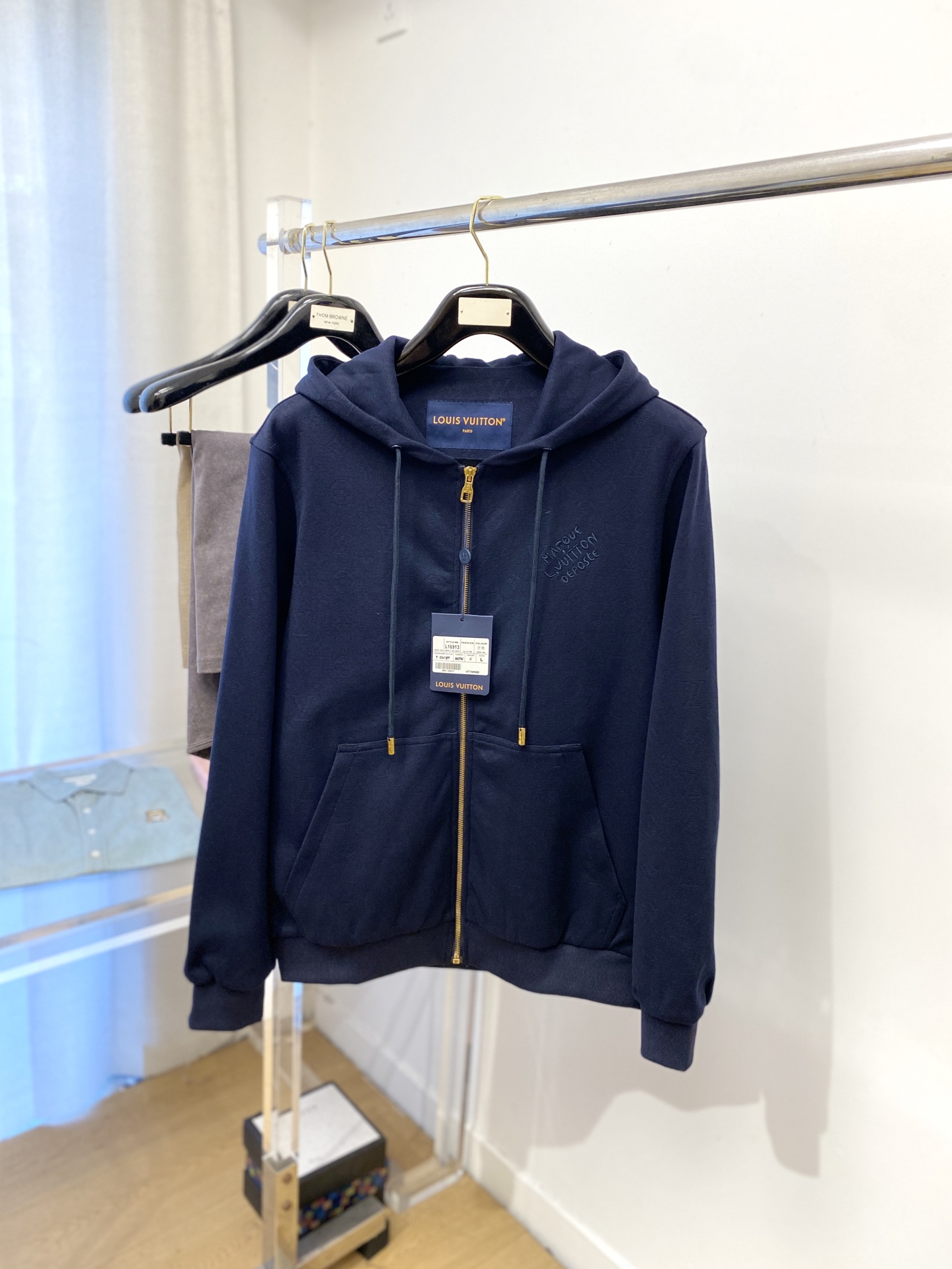 ￼ ￼ 路易威登、2025新品卫衣外套，时尚帅气，胸前精致刺绣字母logo，简约百搭款，定制原版面料，不
