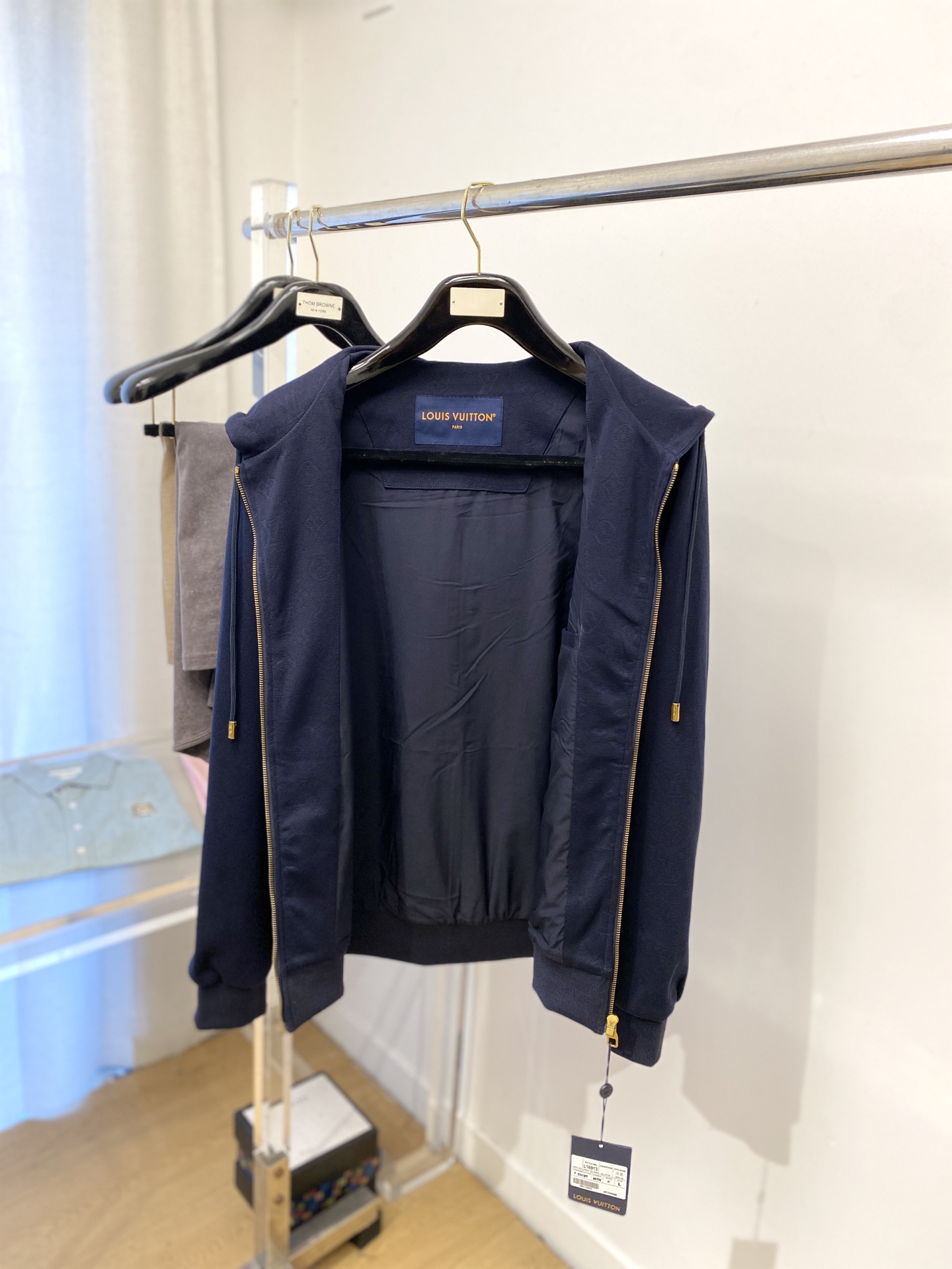 ￼ ￼ 路易威登、2025新品卫衣外套，时尚帅气，胸前精致刺绣字母logo，简约百搭款，定制原版面料，不