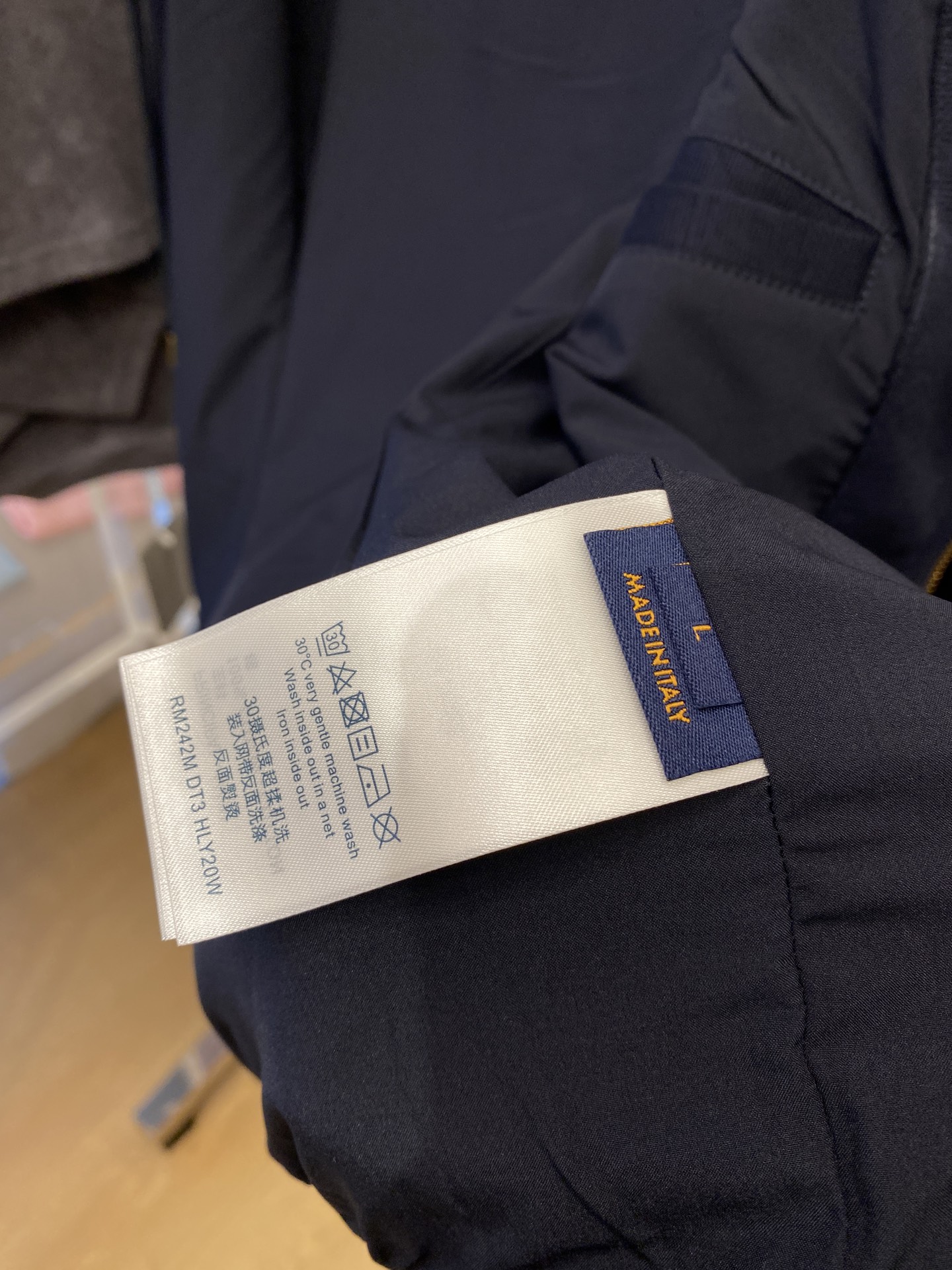 ￼ ￼ 路易威登、2025新品卫衣外套，时尚帅气，胸前精致刺绣字母logo，简约百搭款，定制原版面料，不