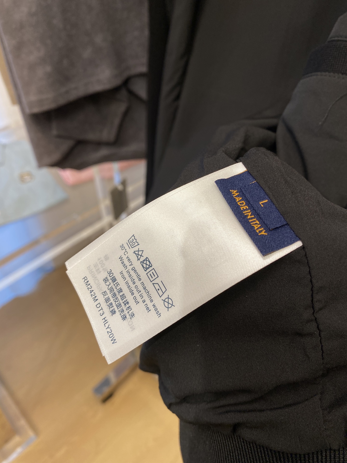 路易威登、2025新品卫衣外套，时尚帅气，胸前精致刺绣字母logo，简约百搭款，定制原版面料，不仅挺括，