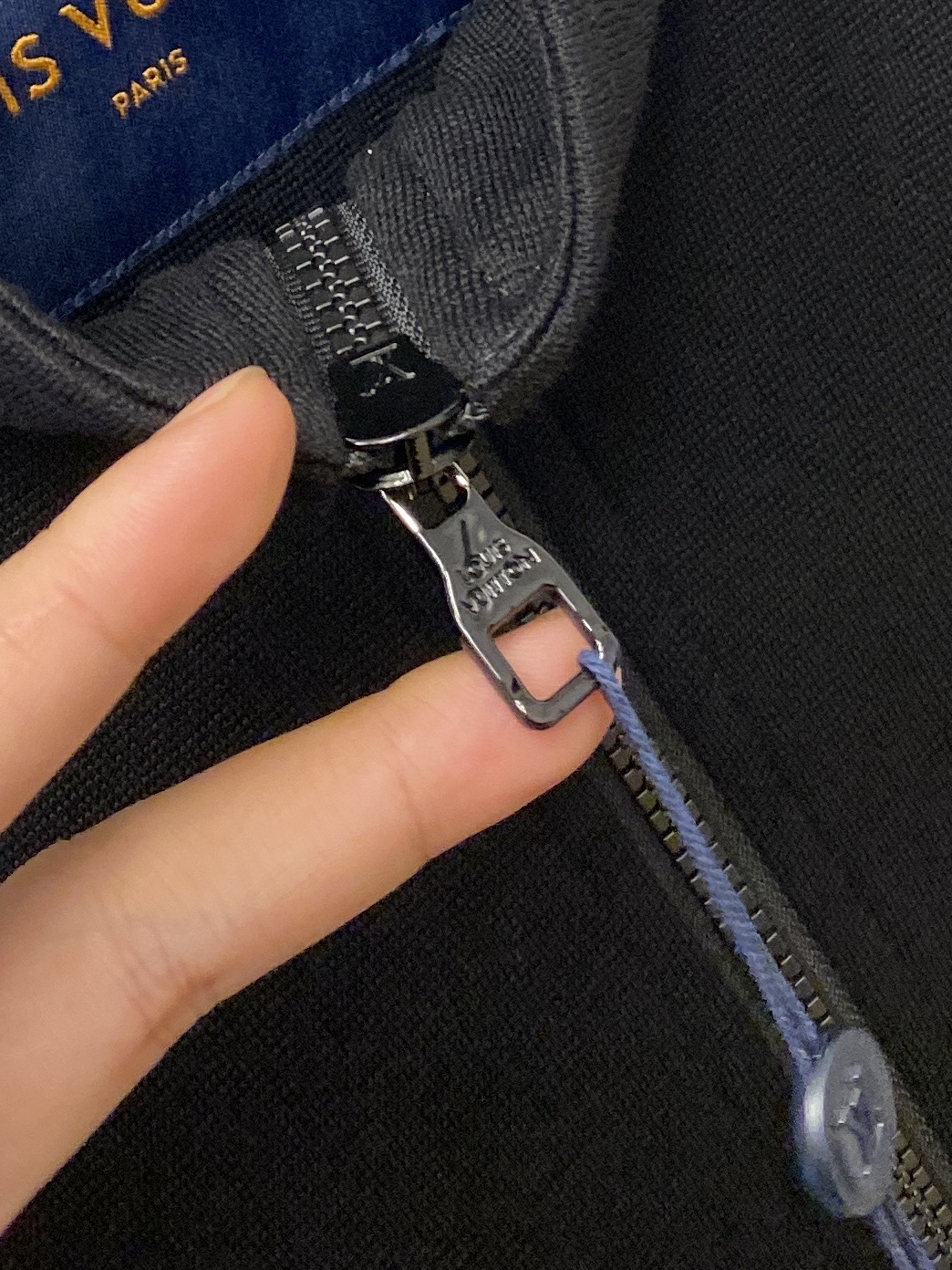 路易威登、2025新品卫衣外套，时尚帅气，胸前精致刺绣字母logo，简约百搭款，定制原版面料，不仅挺括，