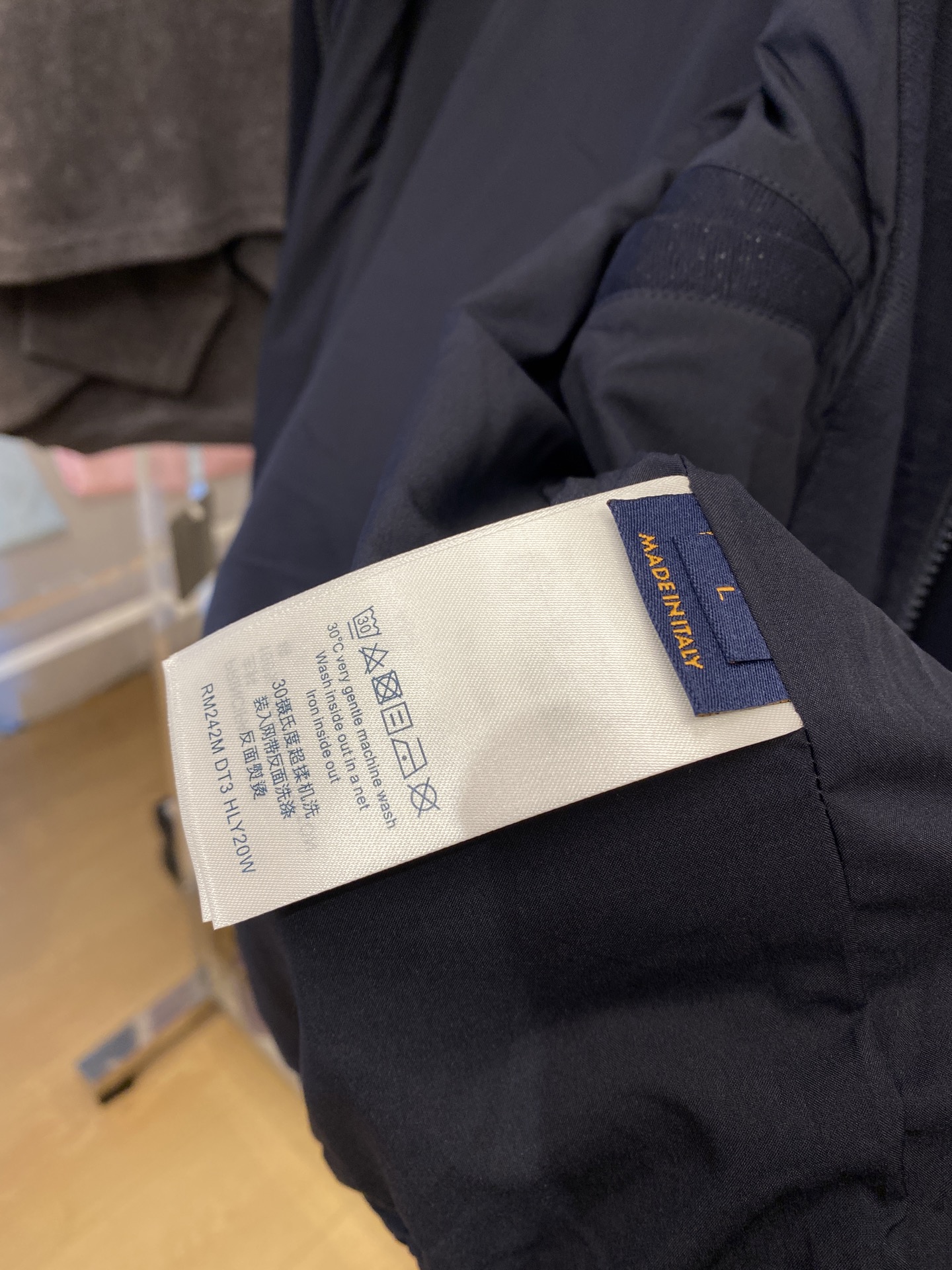 路易威登、2025新品卫衣外套，时尚帅气，胸前精致刺绣字母logo，简约百搭款，定制原版面料，不仅挺括，