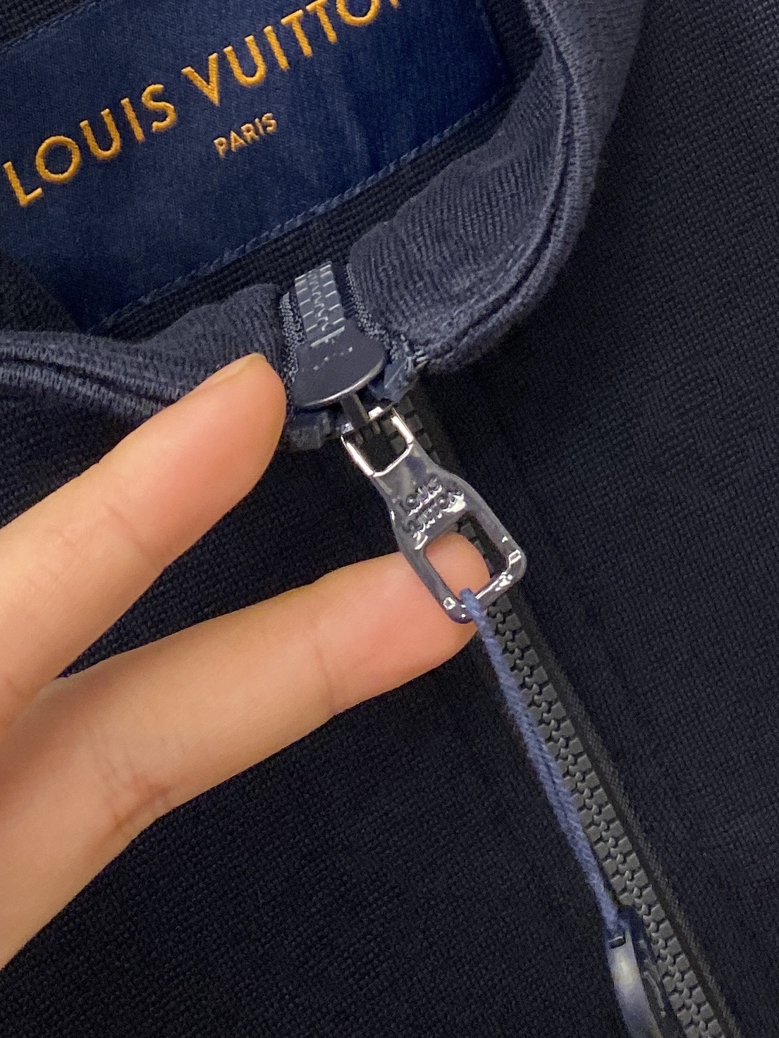 路易威登、2025新品卫衣外套，时尚帅气，胸前精致刺绣字母logo，简约百搭款，定制原版面料，不仅挺括，