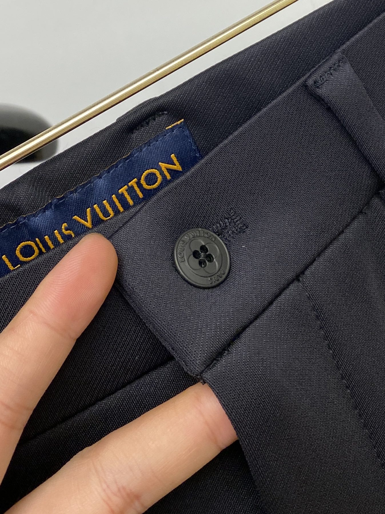 LV、2025爆款休闲西裤 高弹显瘦必爆简约百搭爆款，做工精细，每一针都看得到用心，超多明星网红最爱 拉