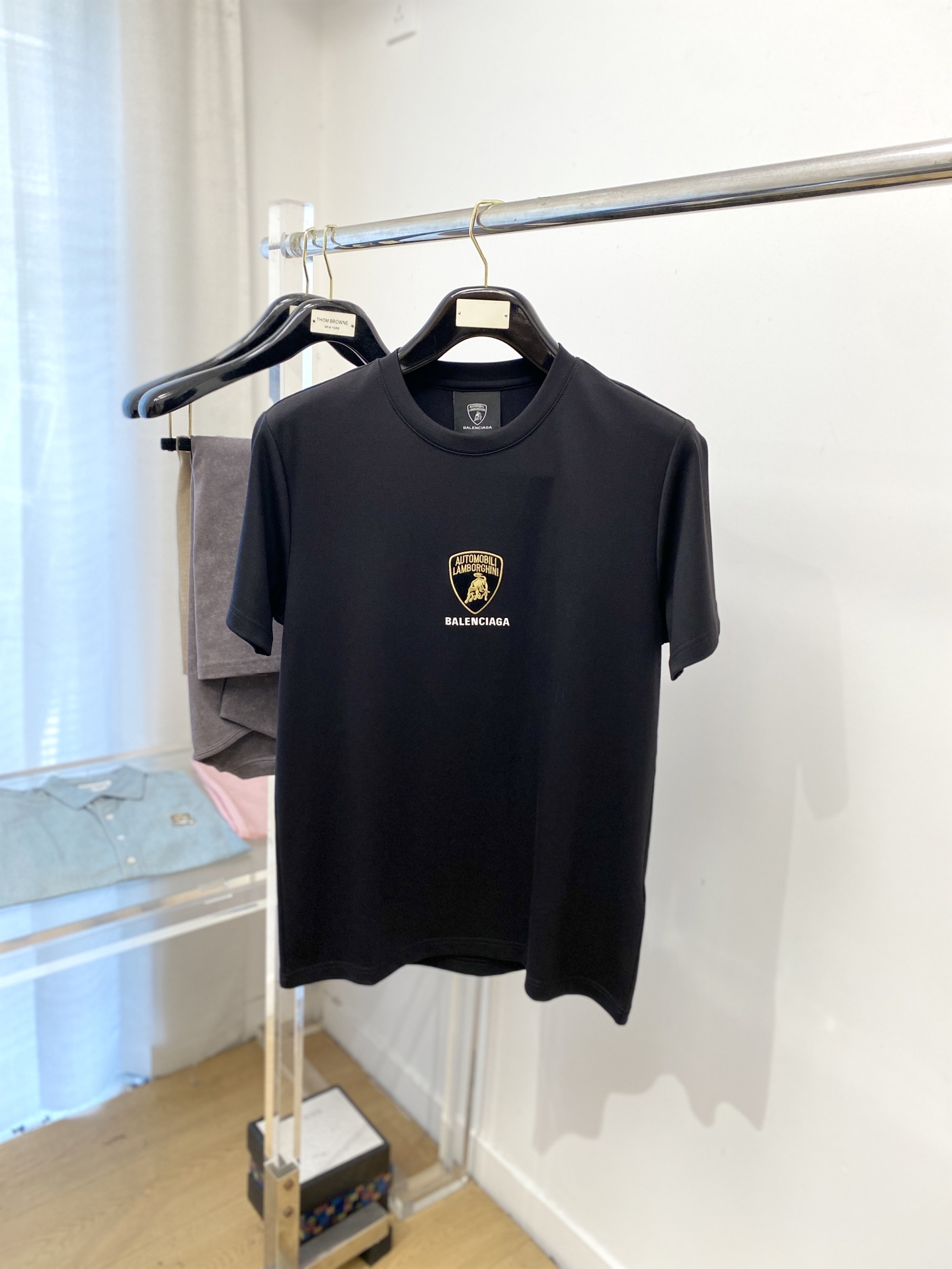 巴黎世家、2025最新款短袖T恤，帅气时尚，胸口精致刺绣印花字母图案logo，简约百搭款。面料棉 不仅挺