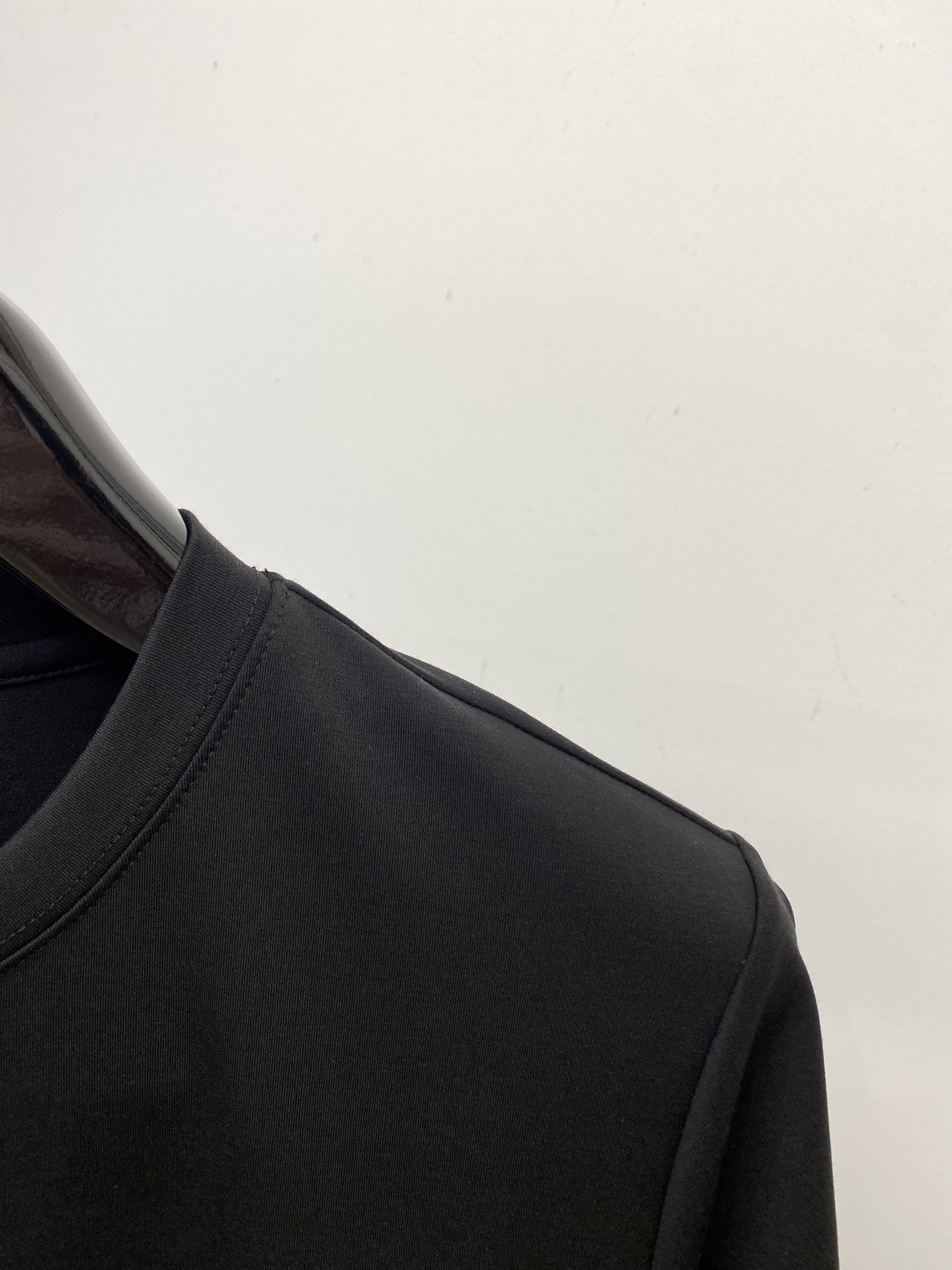 巴黎世家、2025最新款短袖T恤，帅气时尚，胸口精致刺绣印花字母图案logo，简约百搭款。面料棉 不仅挺