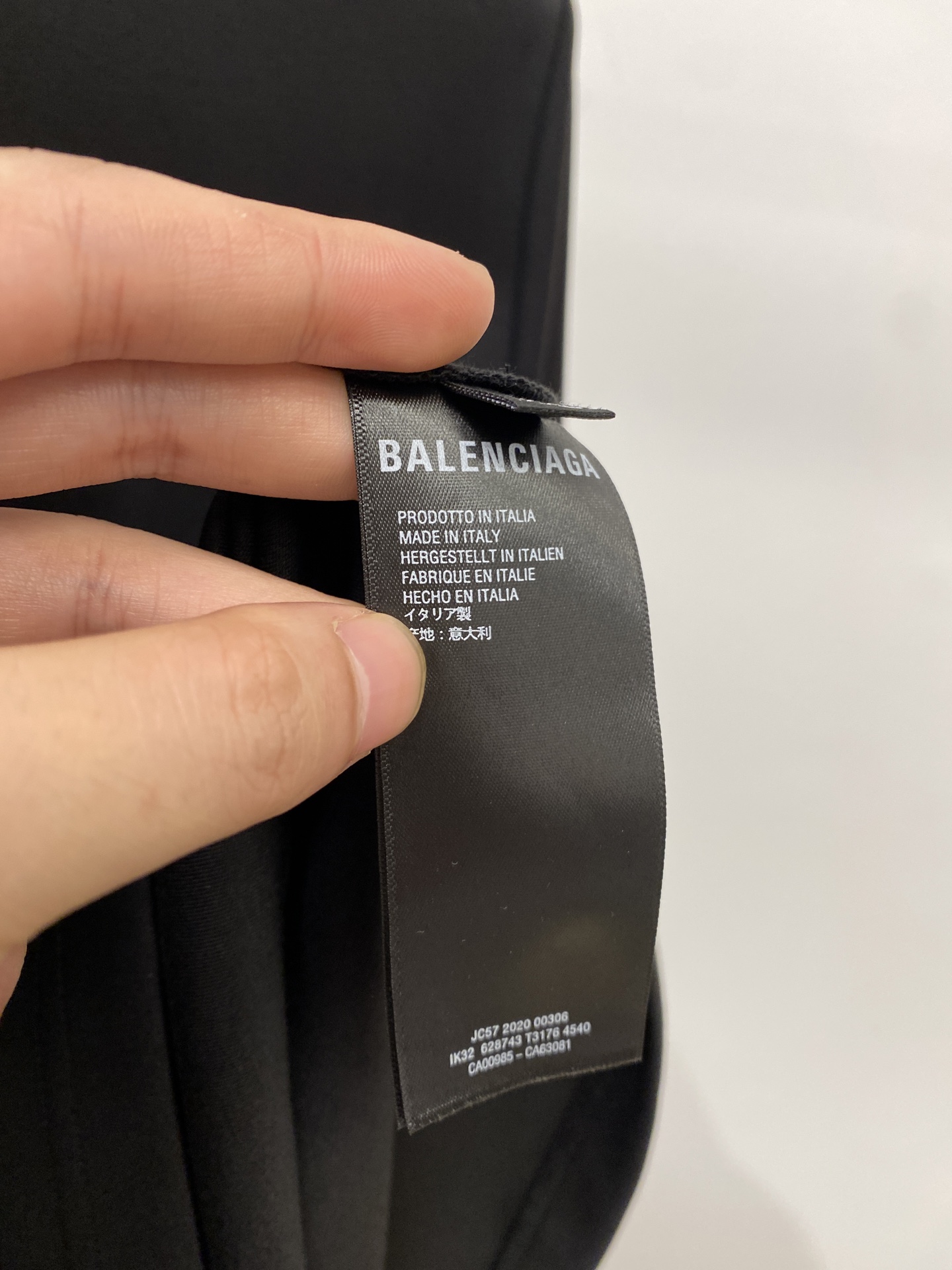 巴黎世家、2025最新款短袖T恤，帅气时尚，胸口精致刺绣印花字母图案logo，简约百搭款。面料棉 不仅挺