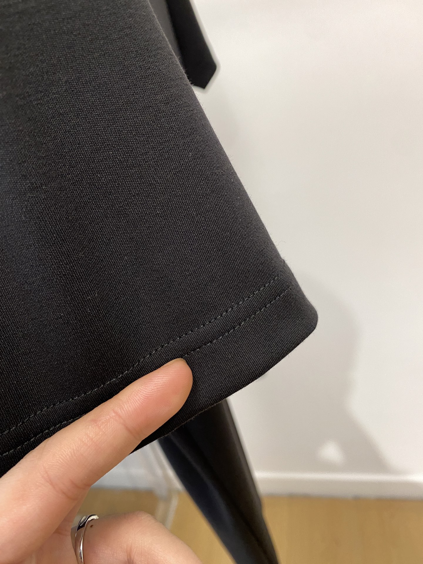 巴黎世家、2025最新款短袖T恤，帅气时尚，胸口精致刺绣印花字母图案logo，简约百搭款。面料棉 不仅挺