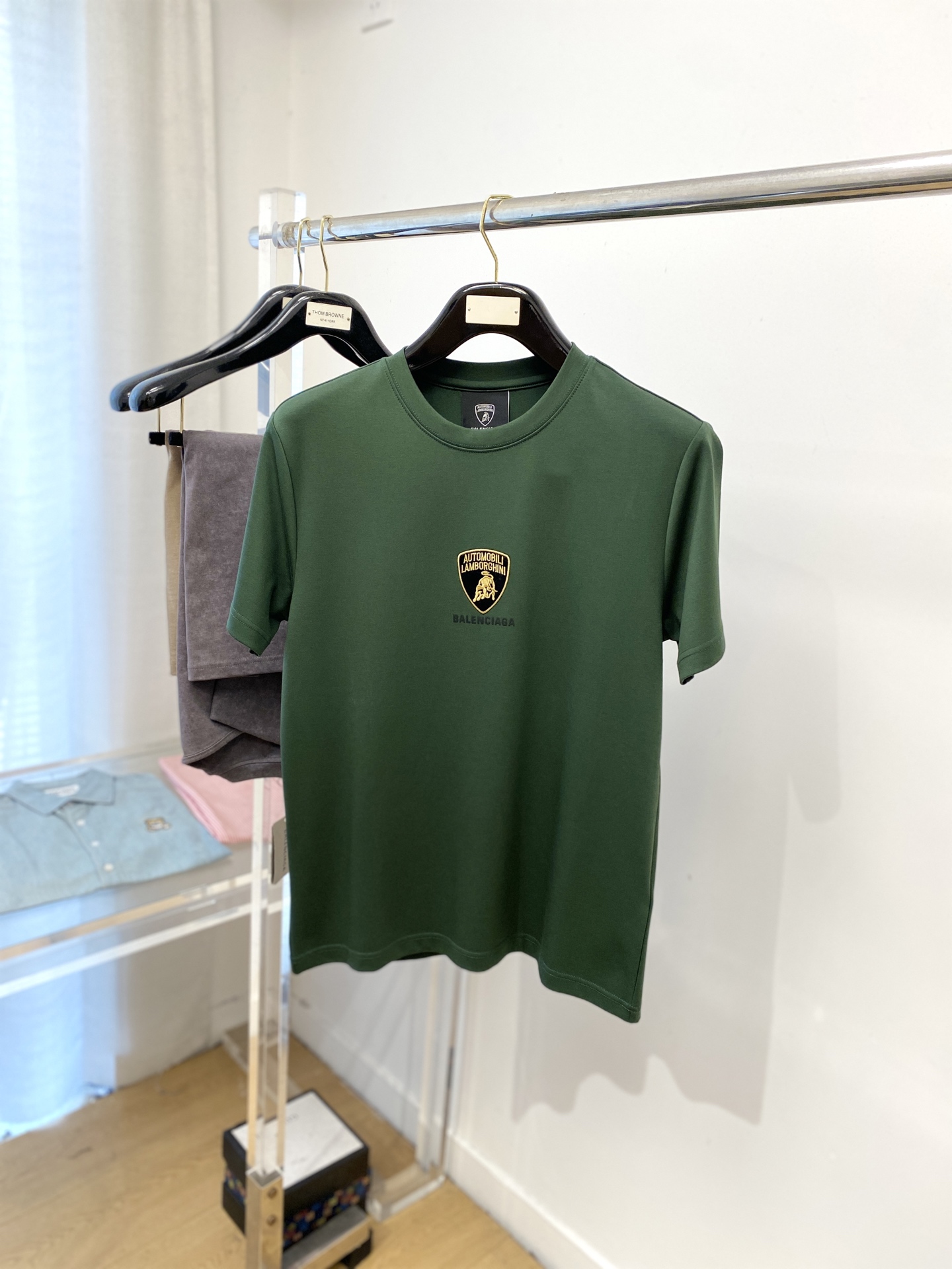 巴黎世家、2025最新款短袖T恤，帅气时尚，胸口精致刺绣印花字母图案logo，简约百搭款。面料棉 不仅挺